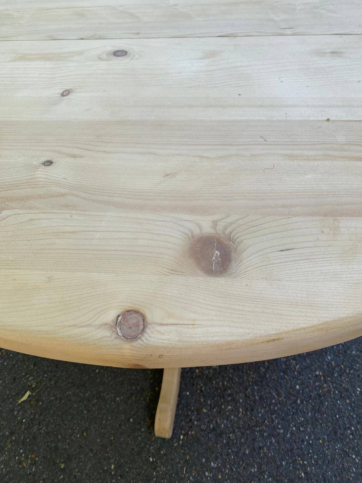 Extendable round dining table with central leg, renovated in solid wood, 200cm