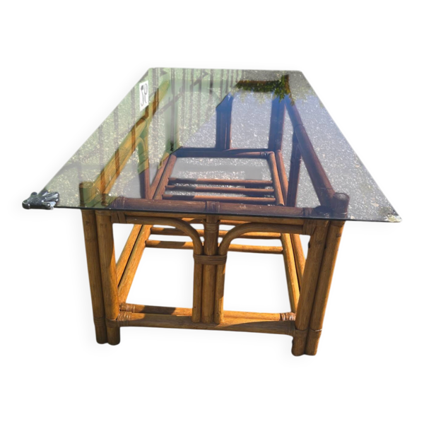 Table basse vintage en rotin et bambou avec plateau en verre fumé