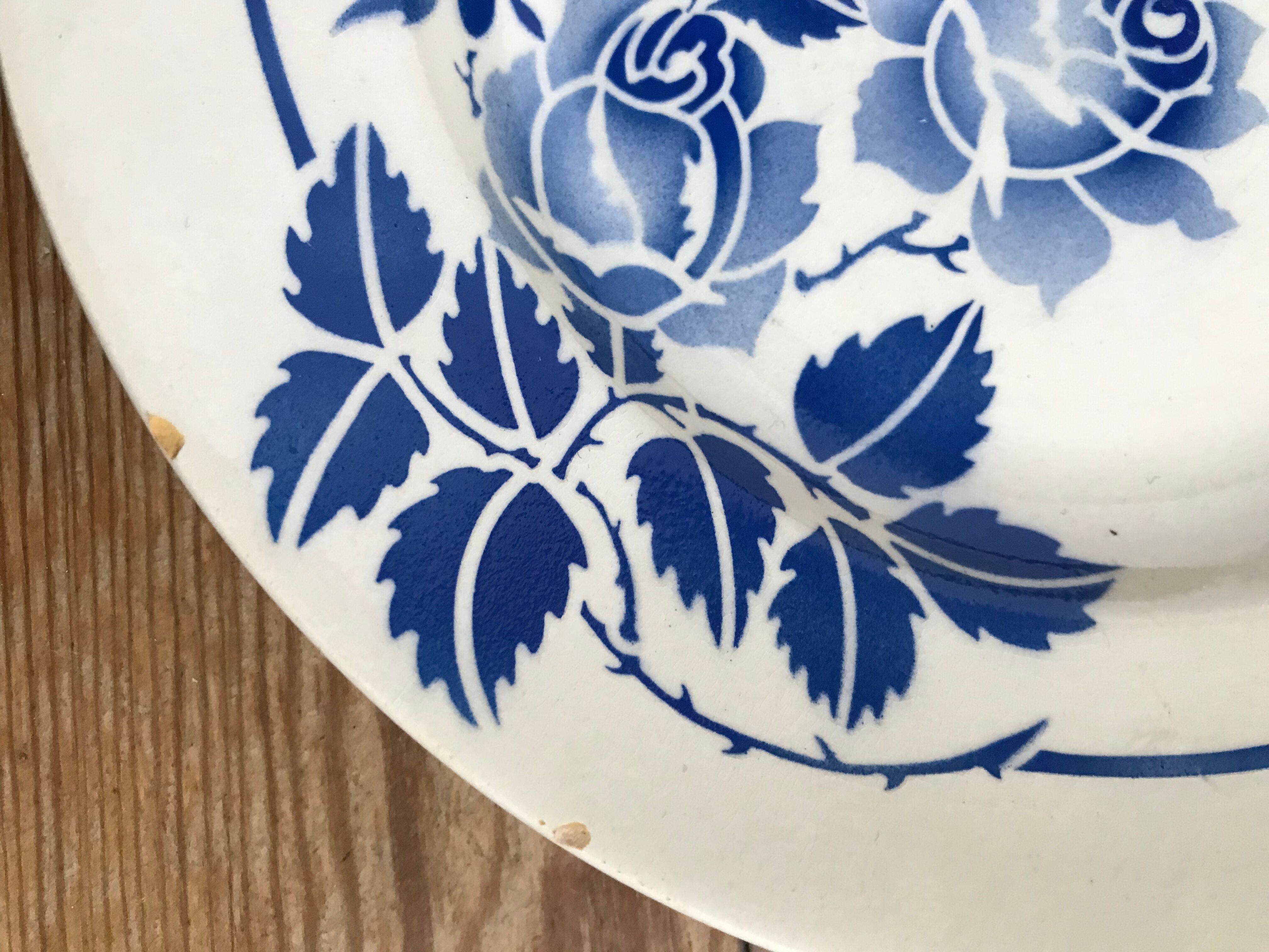 Service of 12 antique flat plates