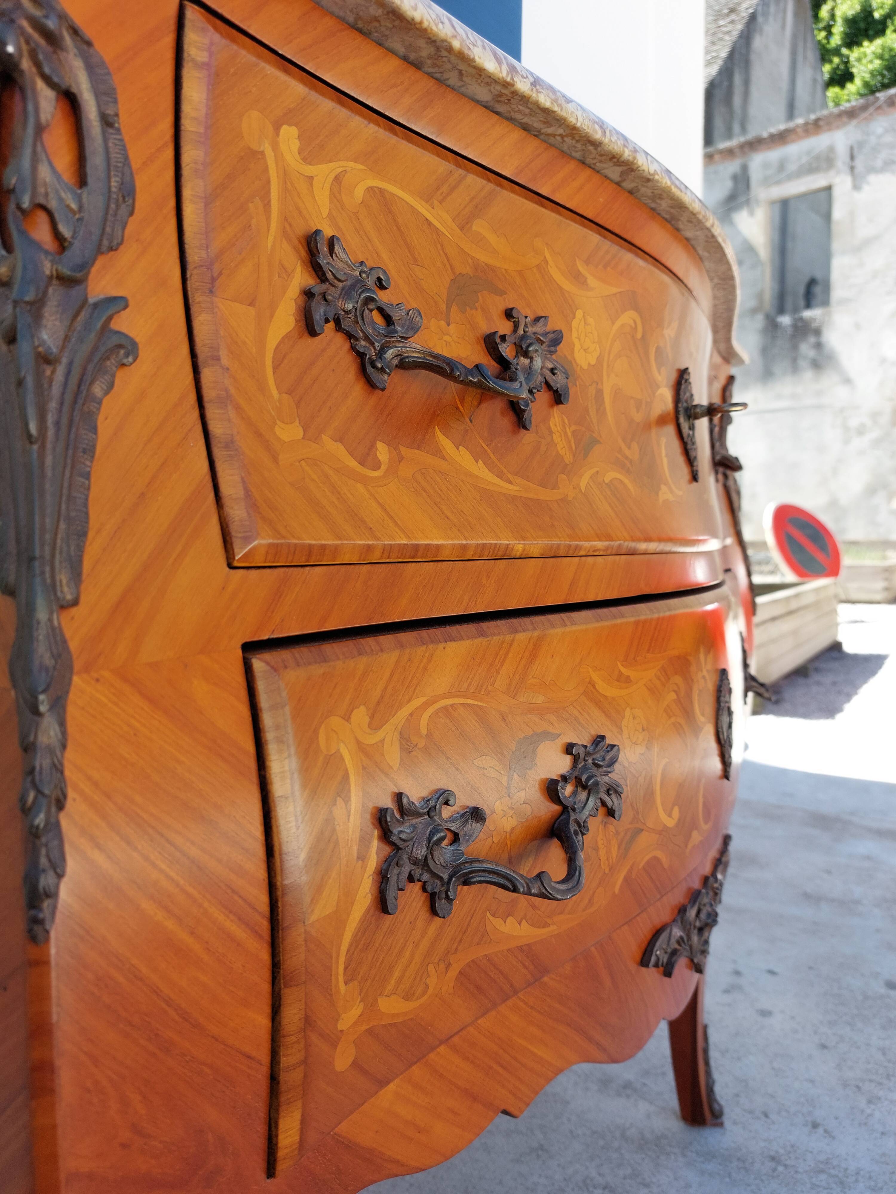 Louis XV chest of drawers in rosewood marquetry