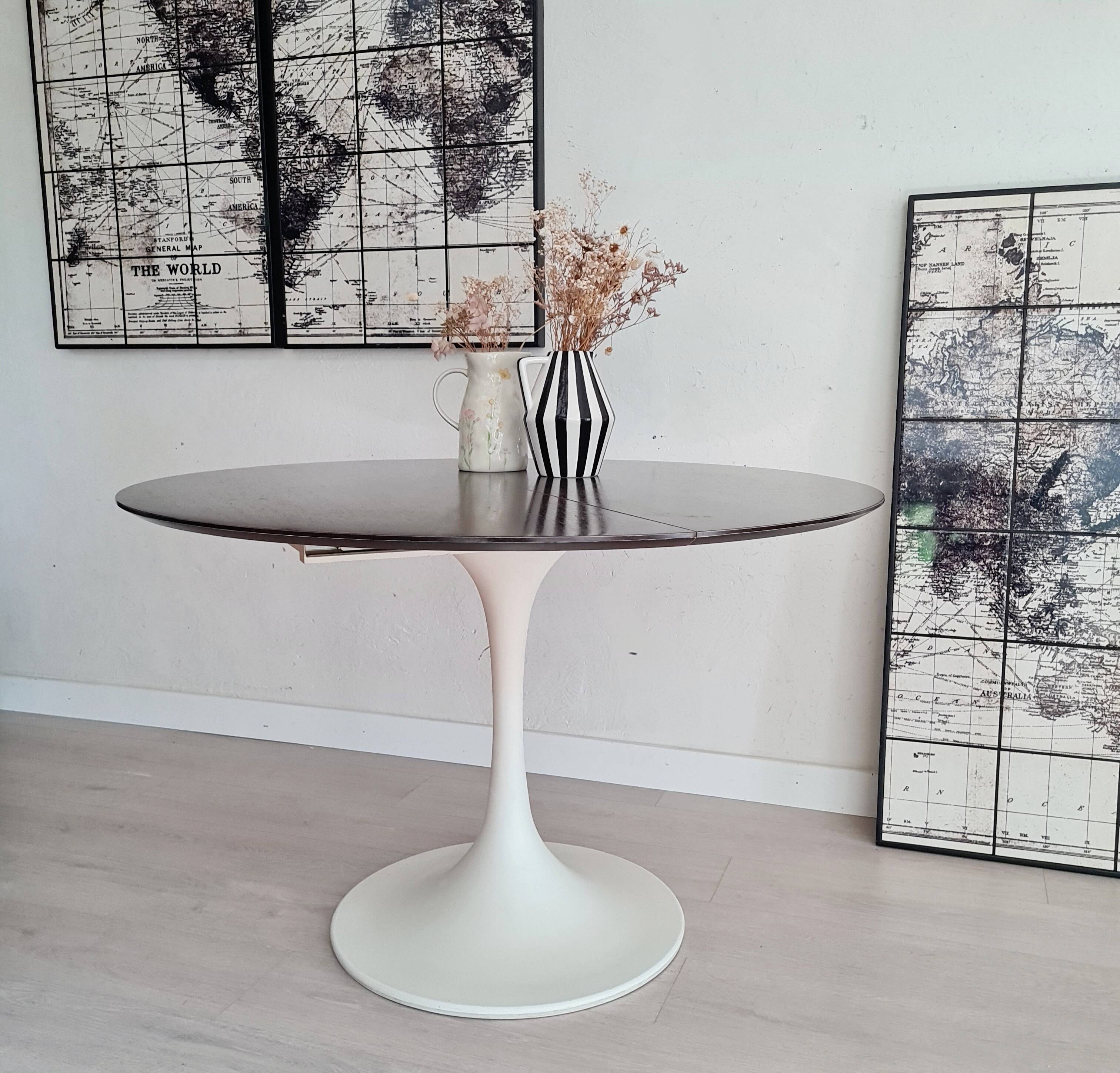 Extendable table with tulip base, round oval wooden top