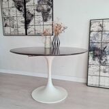 Extendable table with tulip base, round oval wooden top