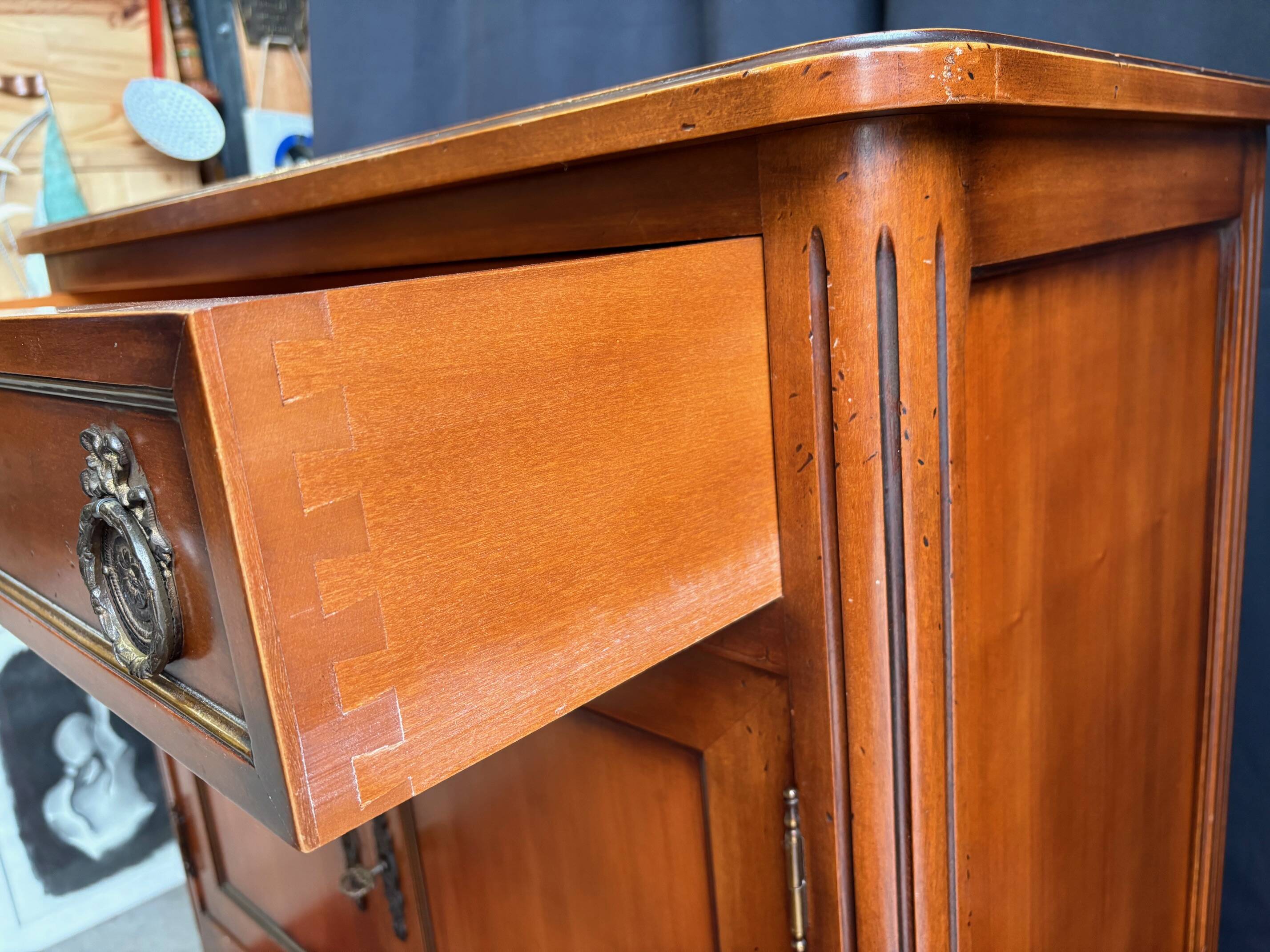 Buffet “style Louis XVI” — pièce décorative avec charme classique