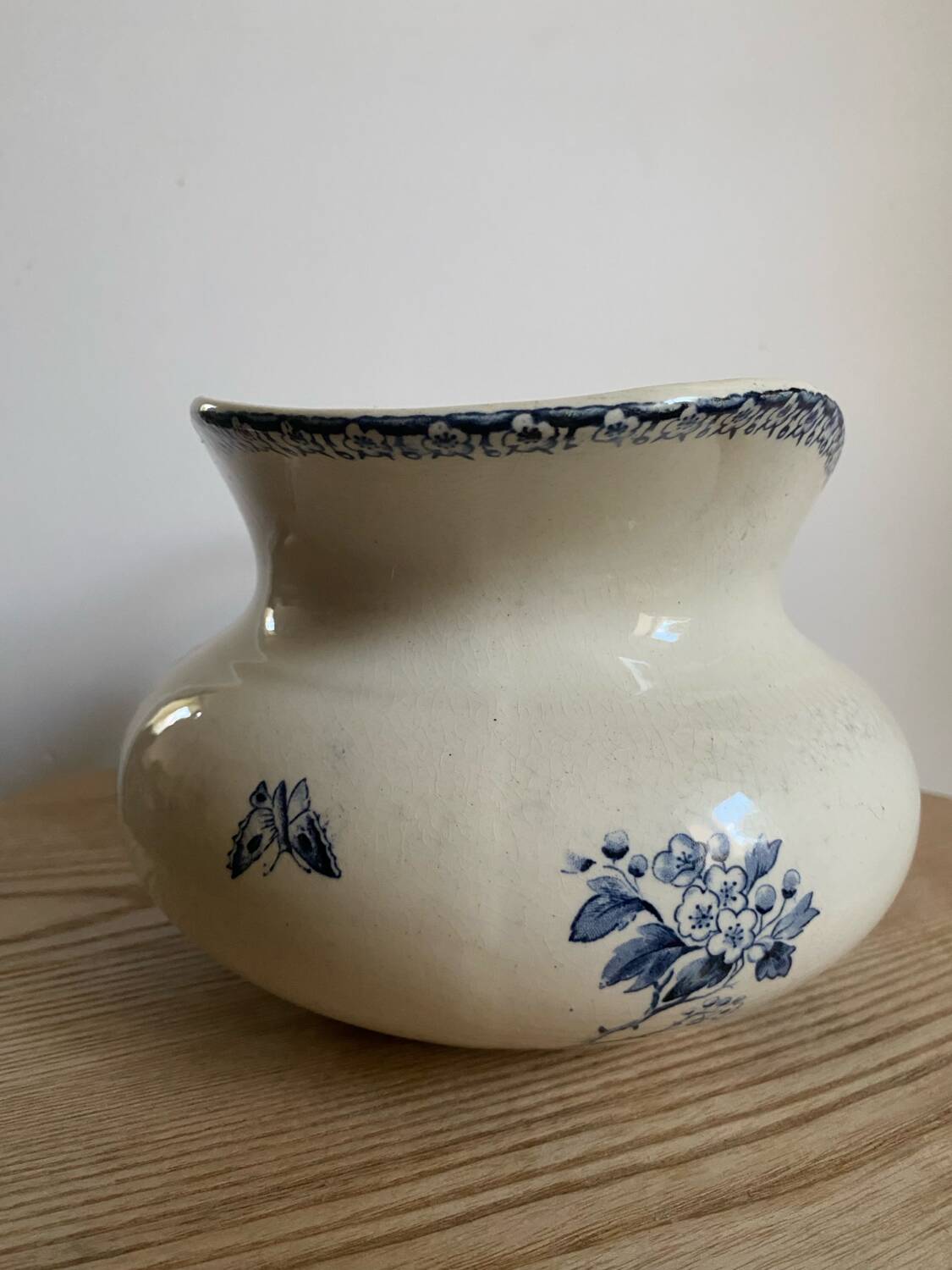 Ancien broc de toilette - porcelaine de Gien