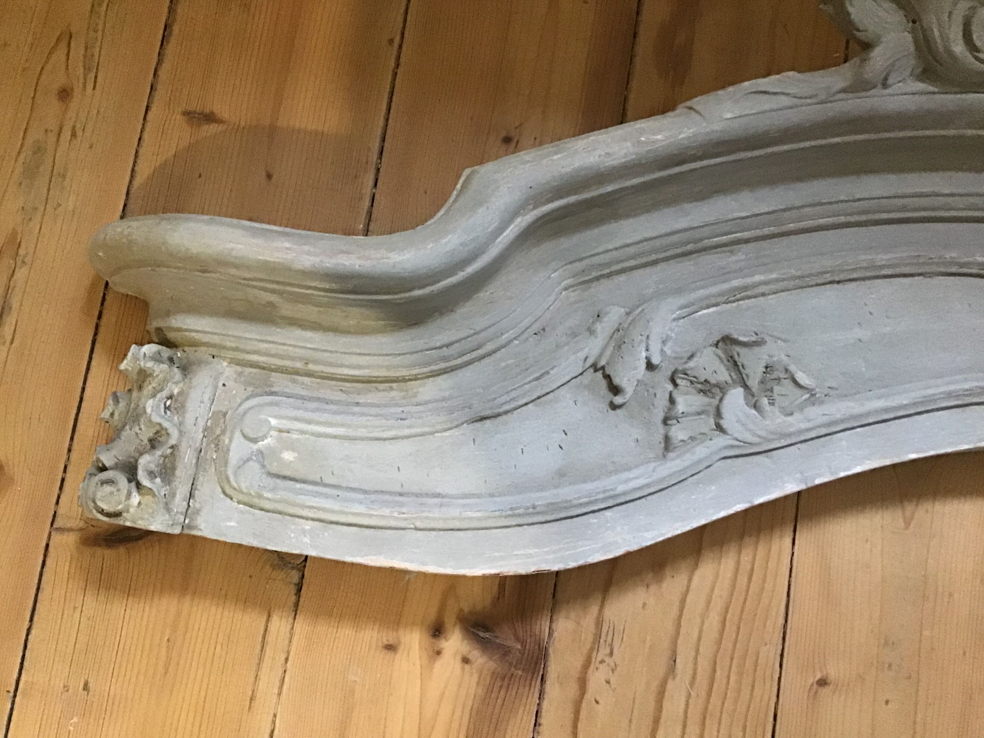 Dessus de porte fronton