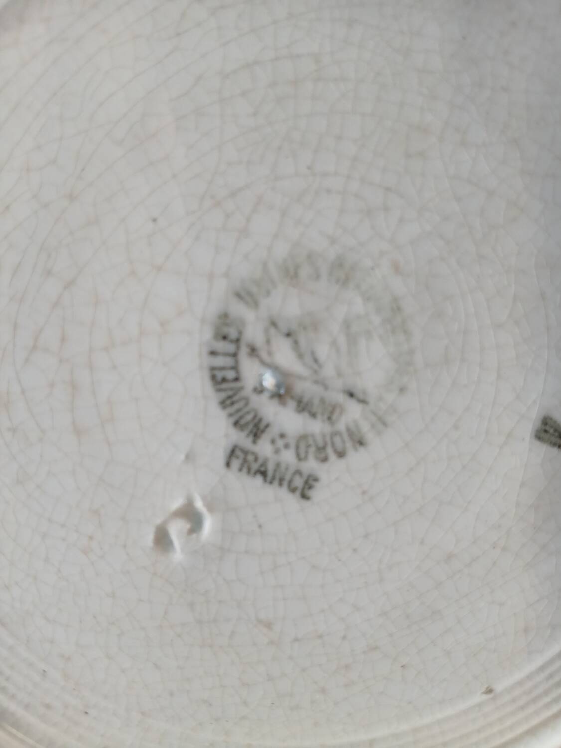 14 mismatched flat plates Terre de fer