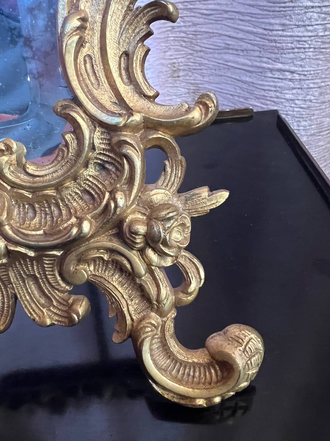 Beveled mirror in gilt bronze