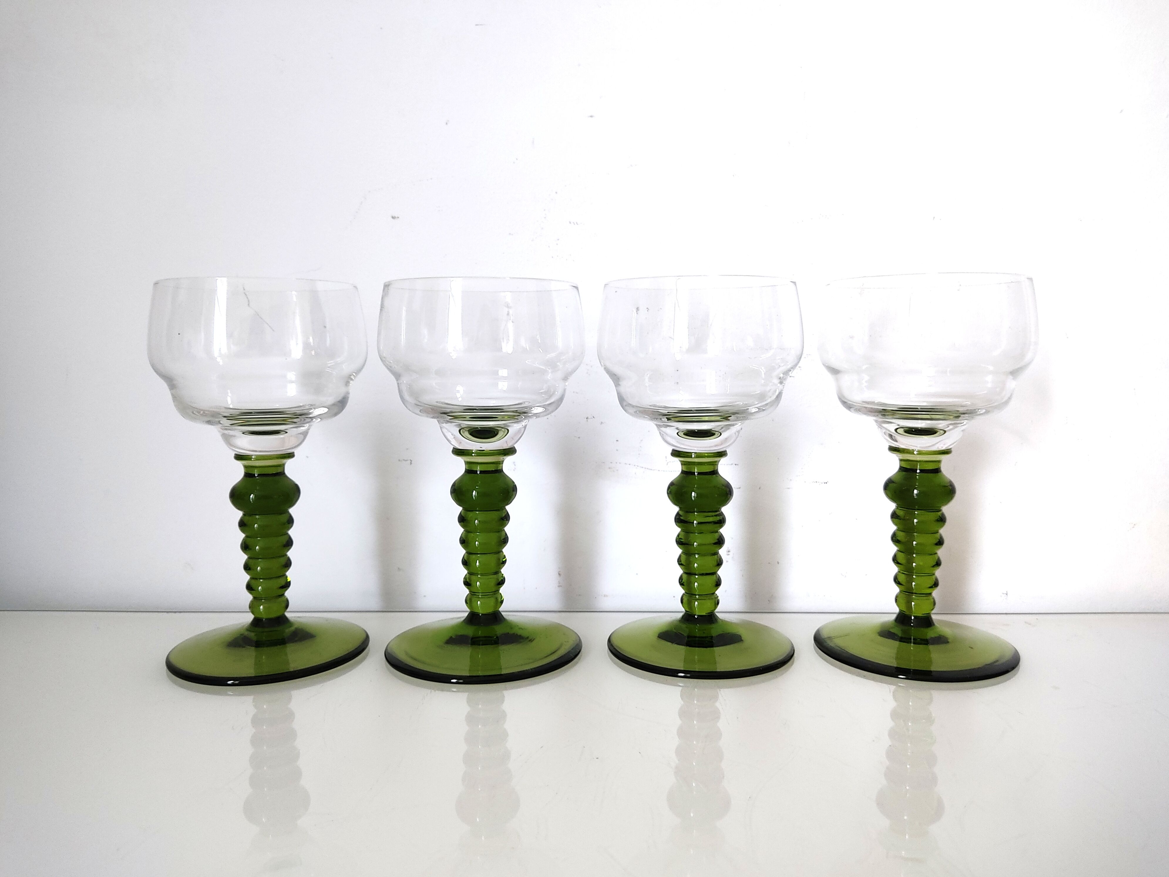 Set of 4 crystal glasses with green foot