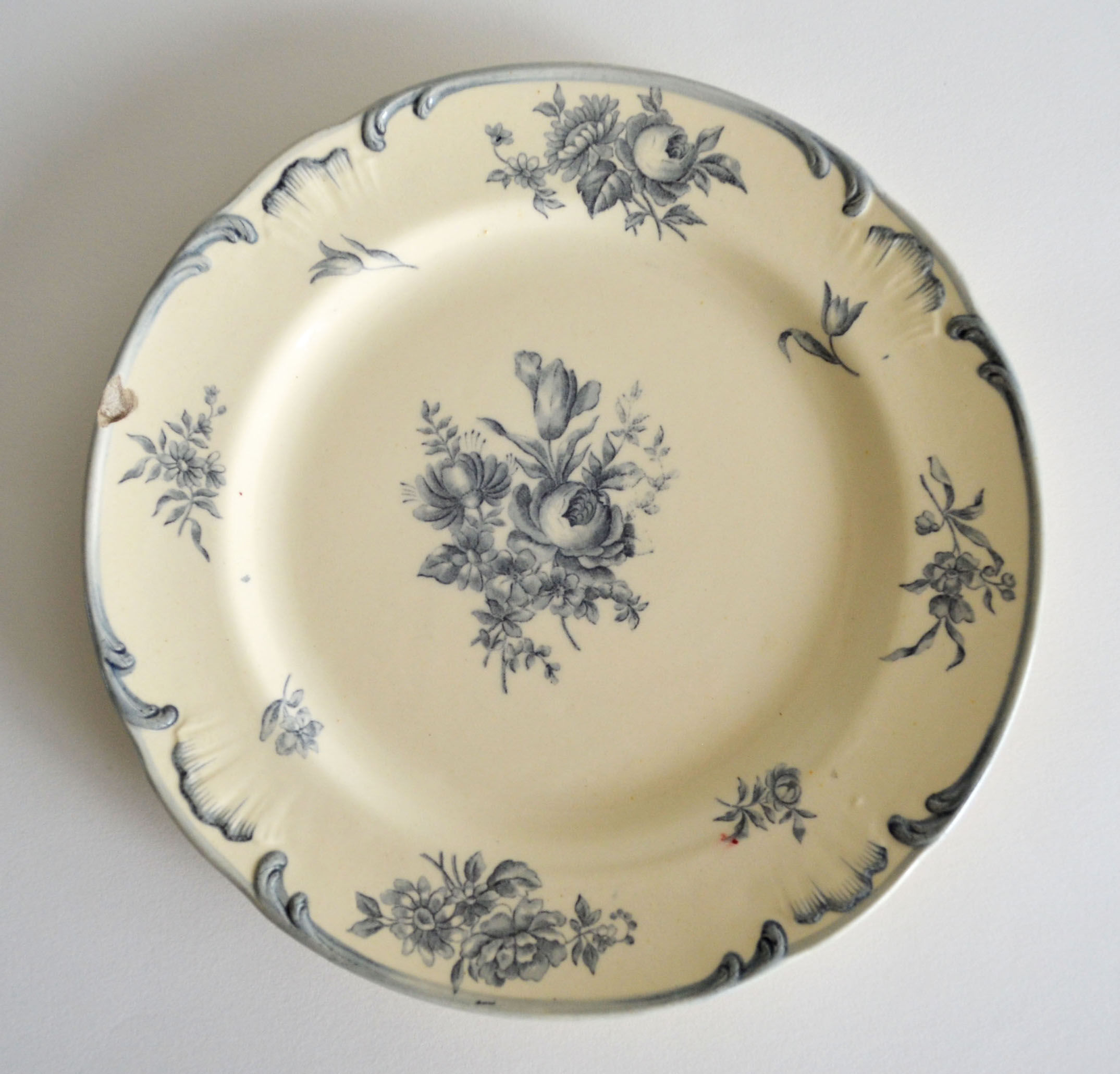 4 mismatched iron earth dessert plates