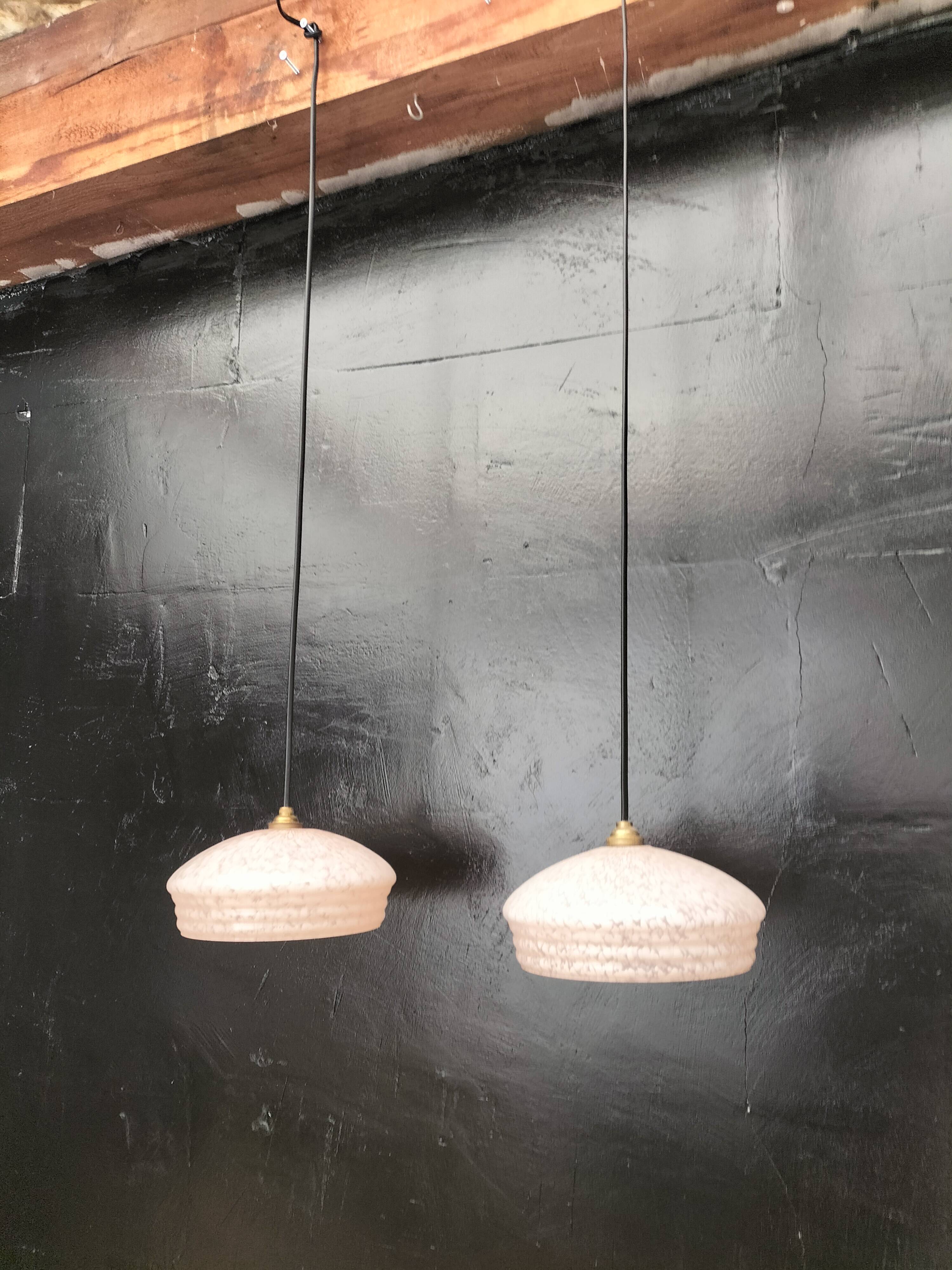 Paire de suspensions en opaline