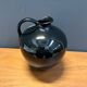 Vase par Georg Schmider Zell modèle 4089 Noir avec un motif de feuilles colorées.