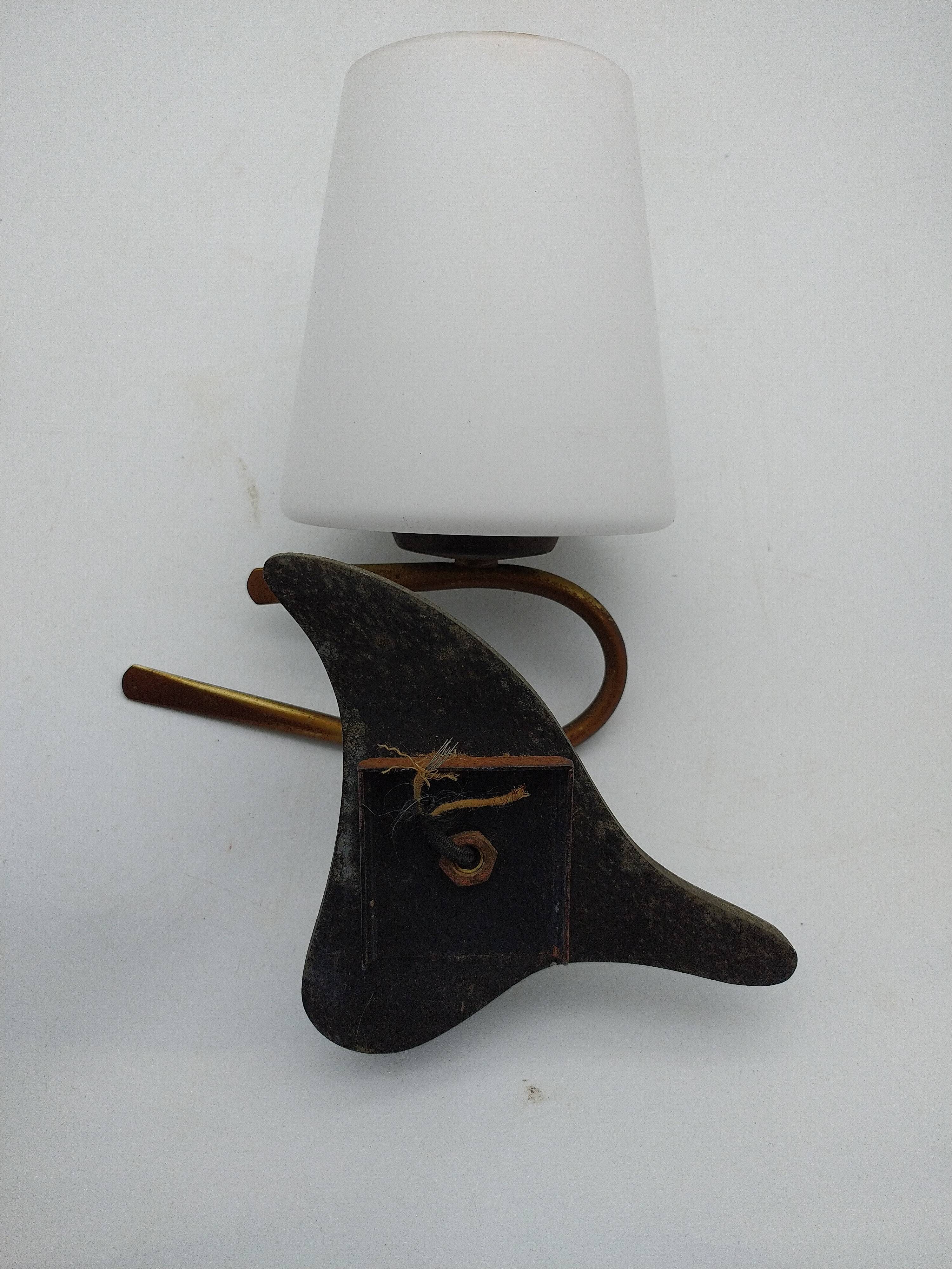 Arlus wall light. Metal and opaline glass. 1960s.