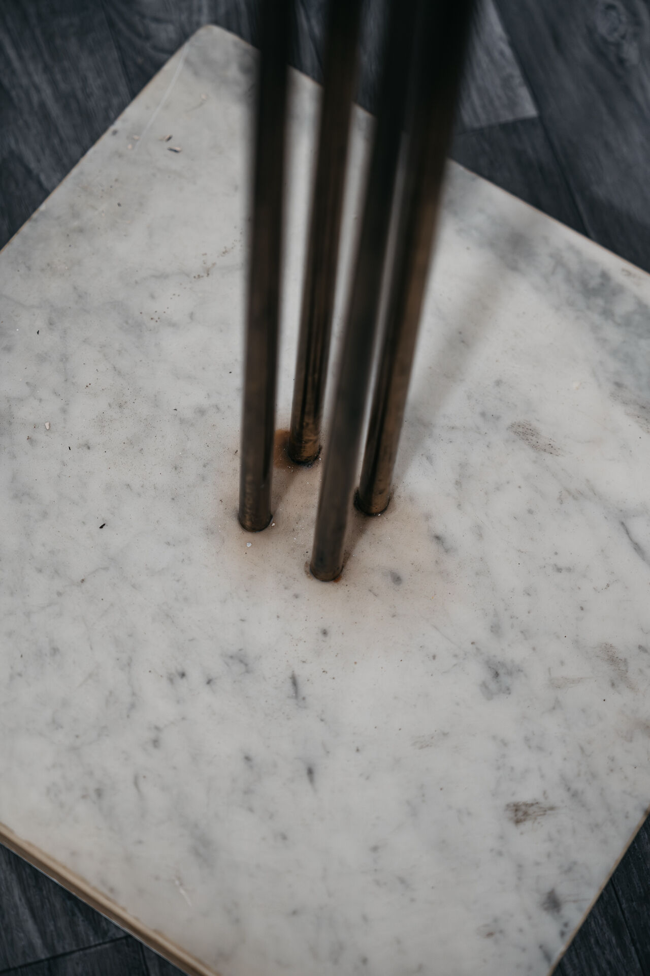 Porte-manteau moderniste en marbre et laiton Renato Zevi Metalarte