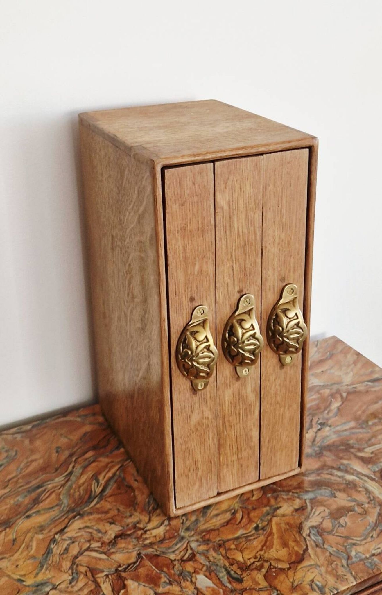 Small storage chest of drawers in oak and brass - 1900s period