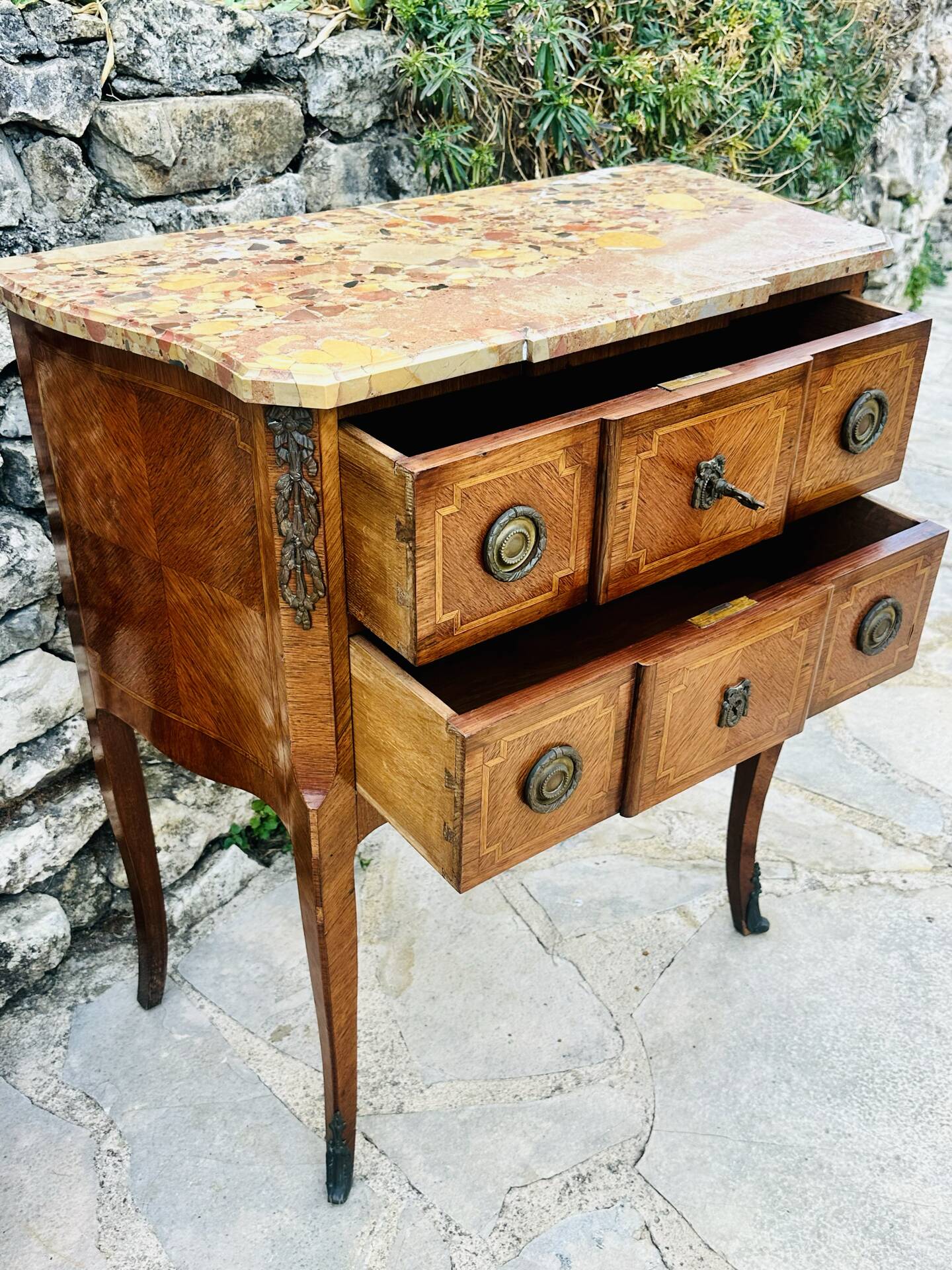 Commode sauteuse à ressaut en Marqueterie de bois de style Transition 