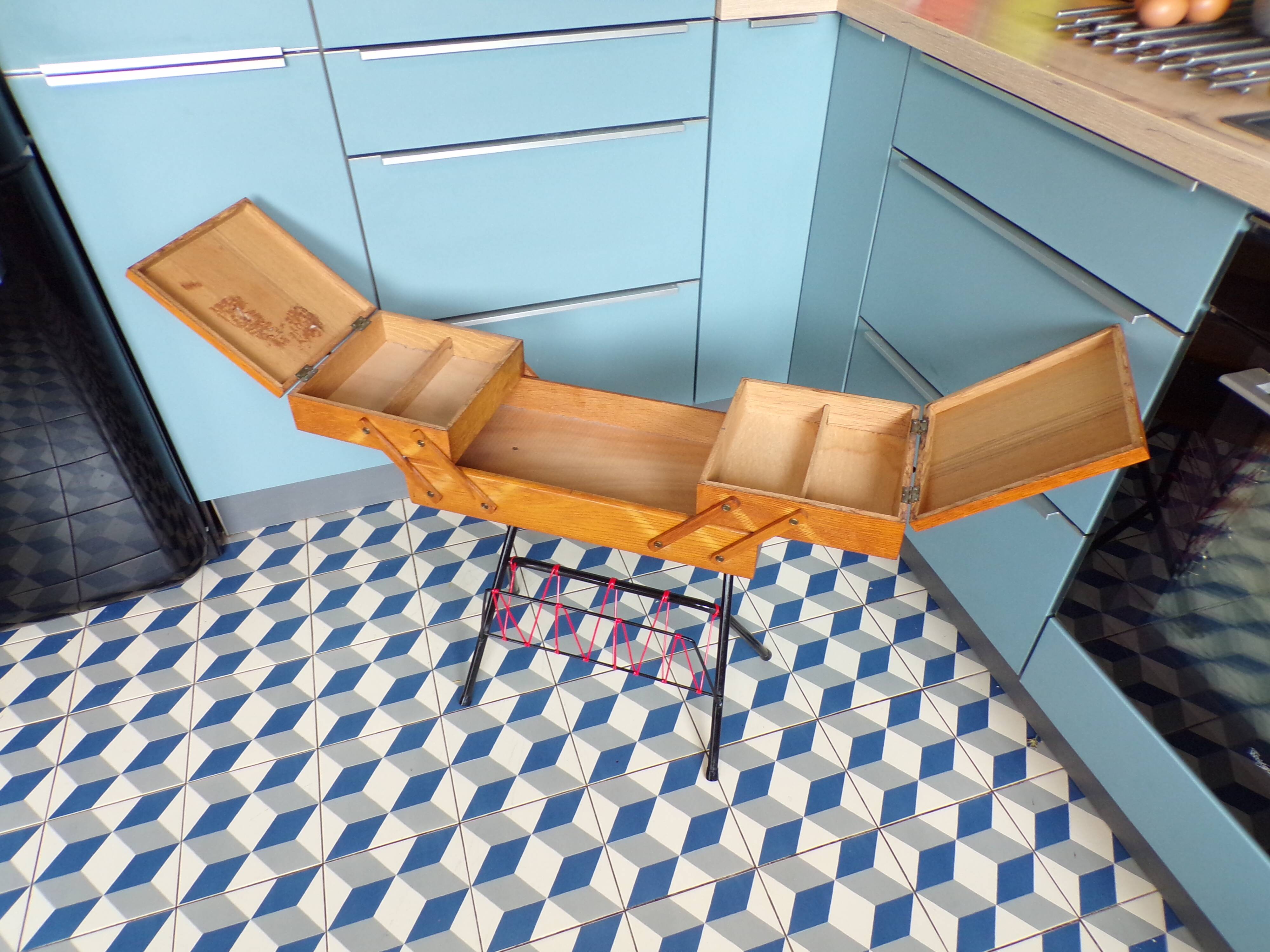 Vintage Scoubidou Worker