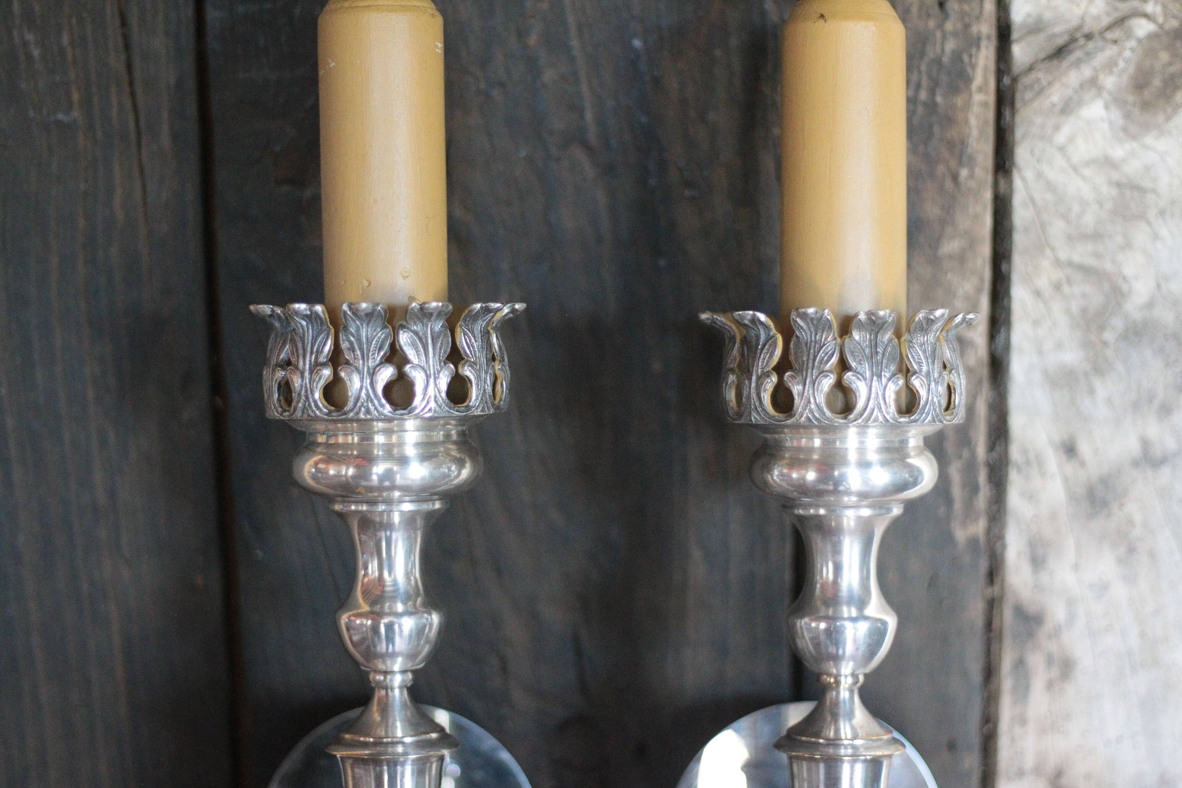 Grande paire d'appliques en métal argenté avec globe flamme, flambeaux