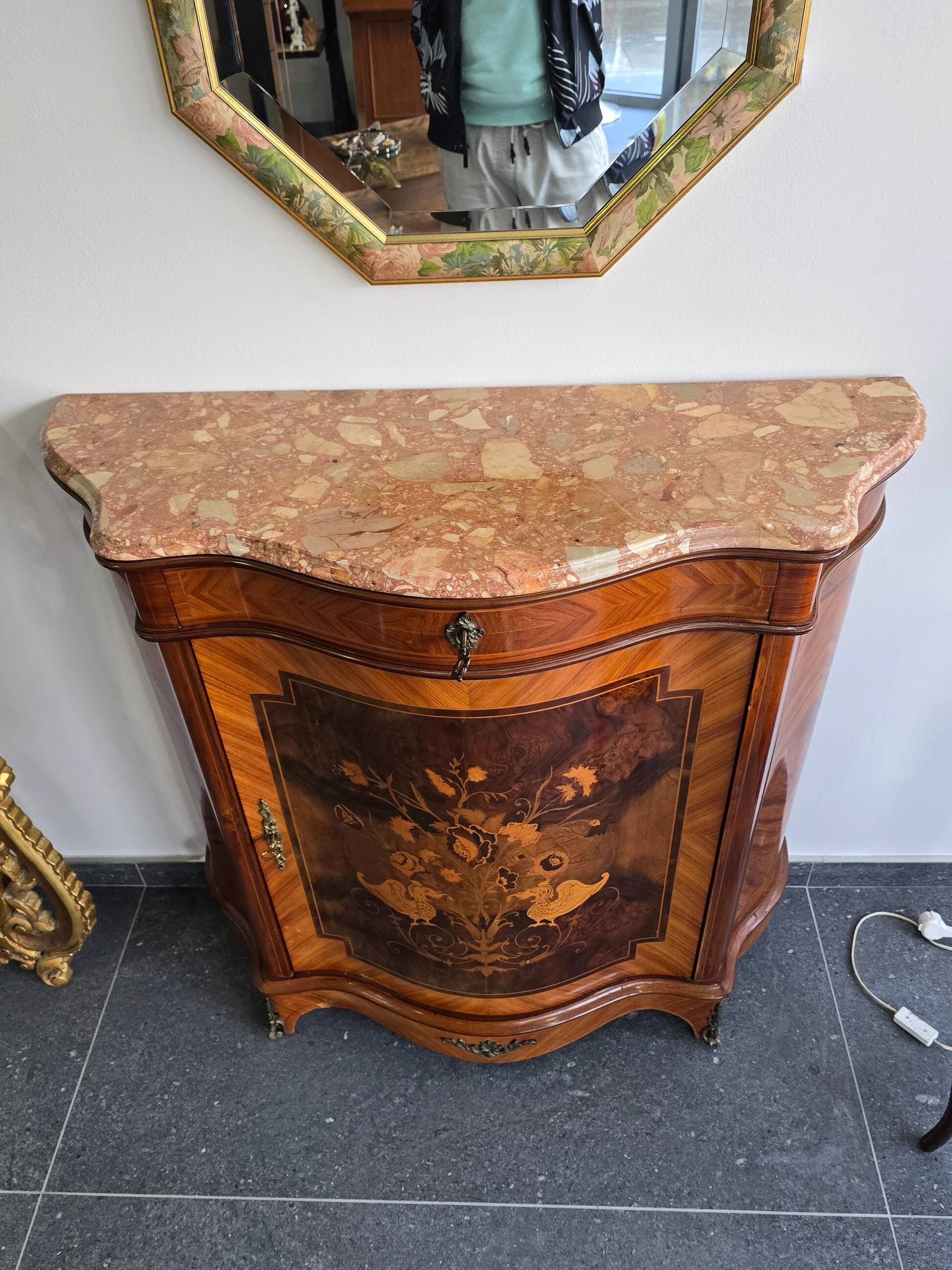 Curved support furniture in floral marquetry – Louis XV style, marble top, late 19th century.