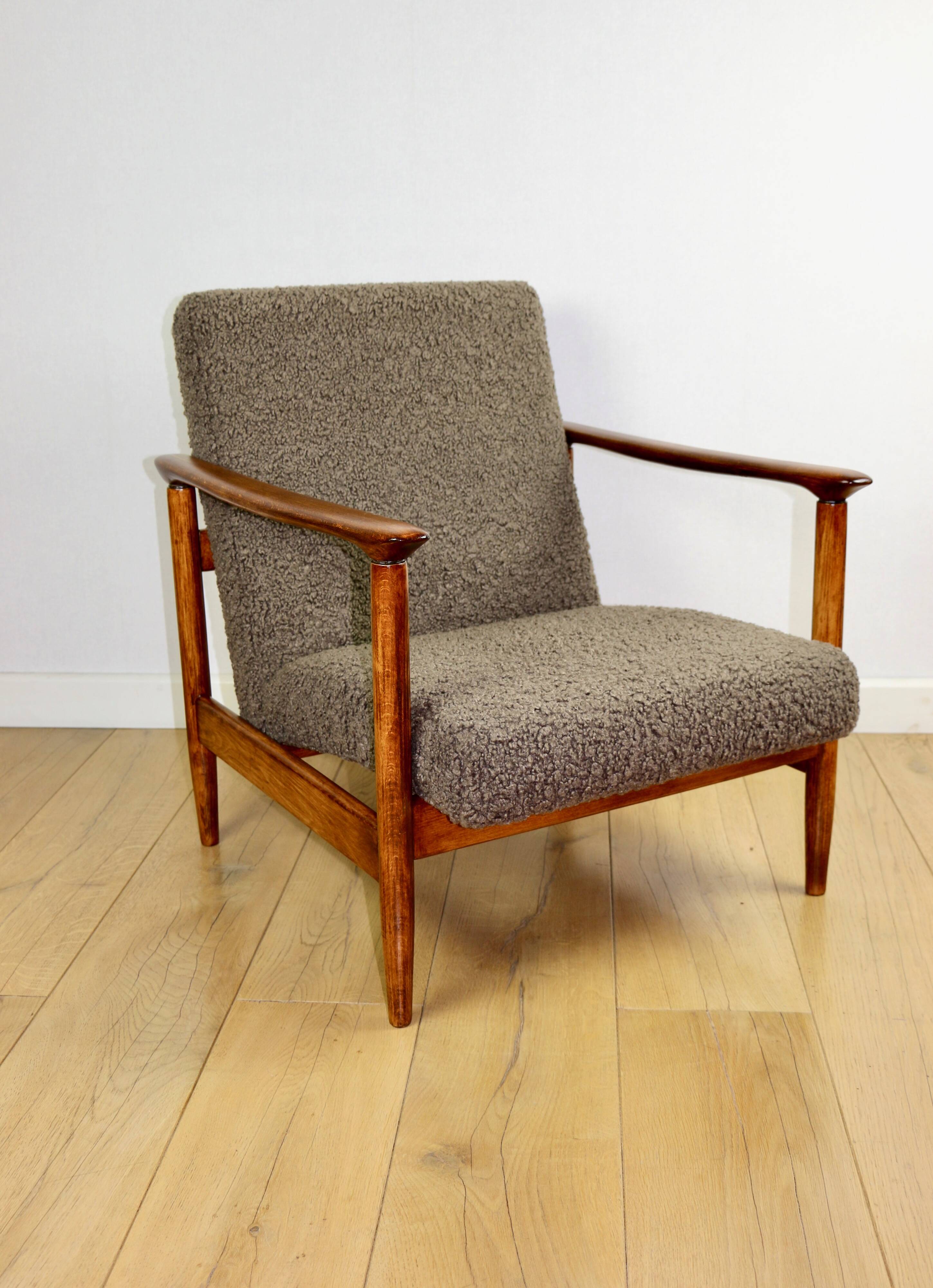 Fauteuil GFM-142, design d'Edmund Homa des années 70, bouclé épais marron chocolat - 2 pièces disponibles.