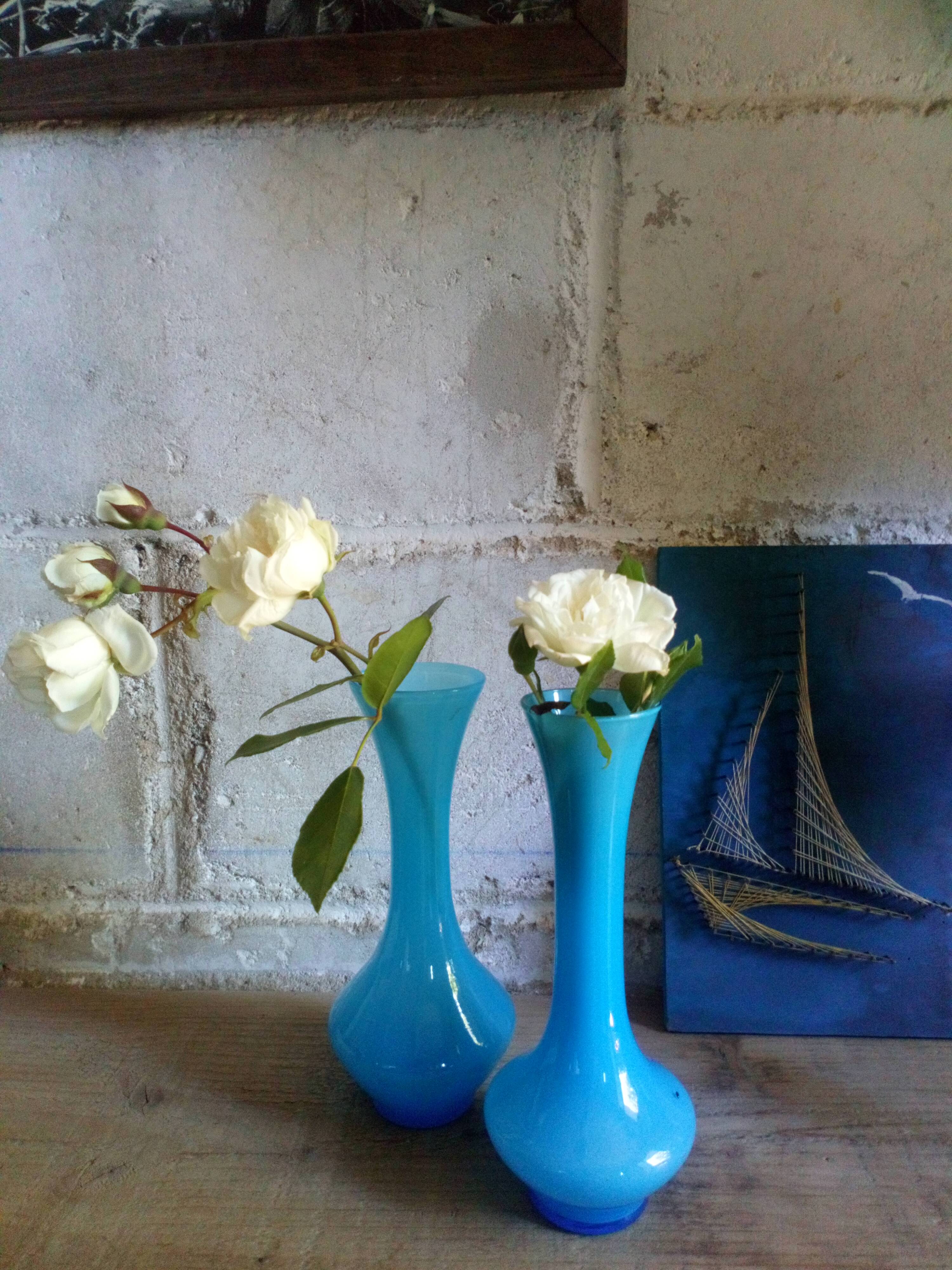 Deux soliflores en verre bleu