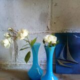 Deux soliflores en verre bleu