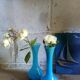 Deux soliflores en verre bleu