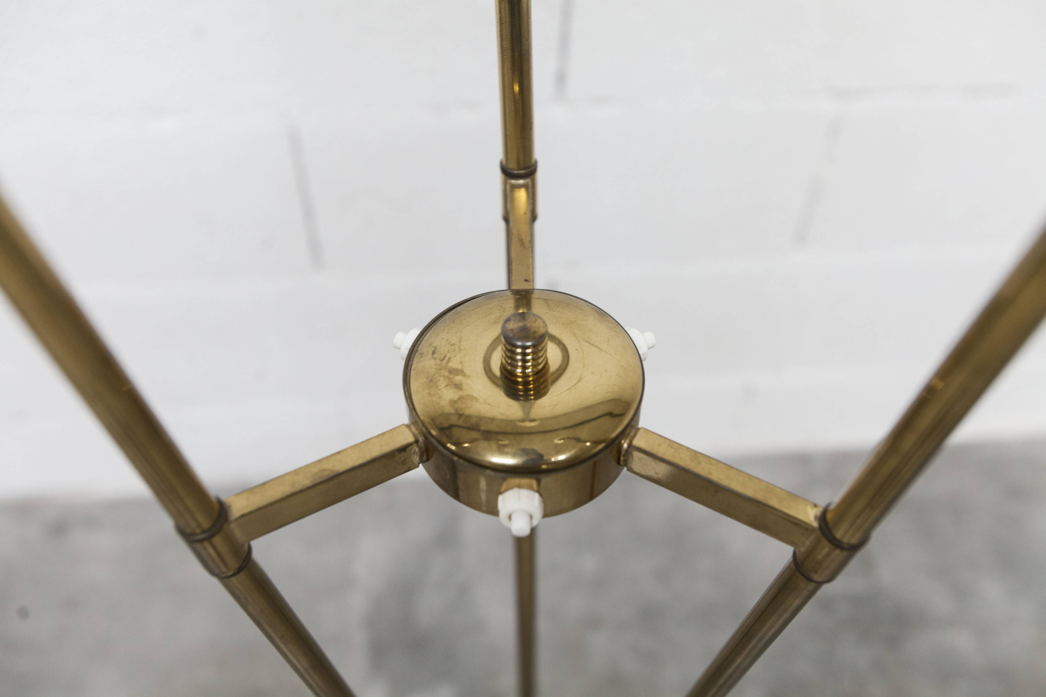 Lampadaire à 3 branches de 1960 laiton doré, fonte et opalines