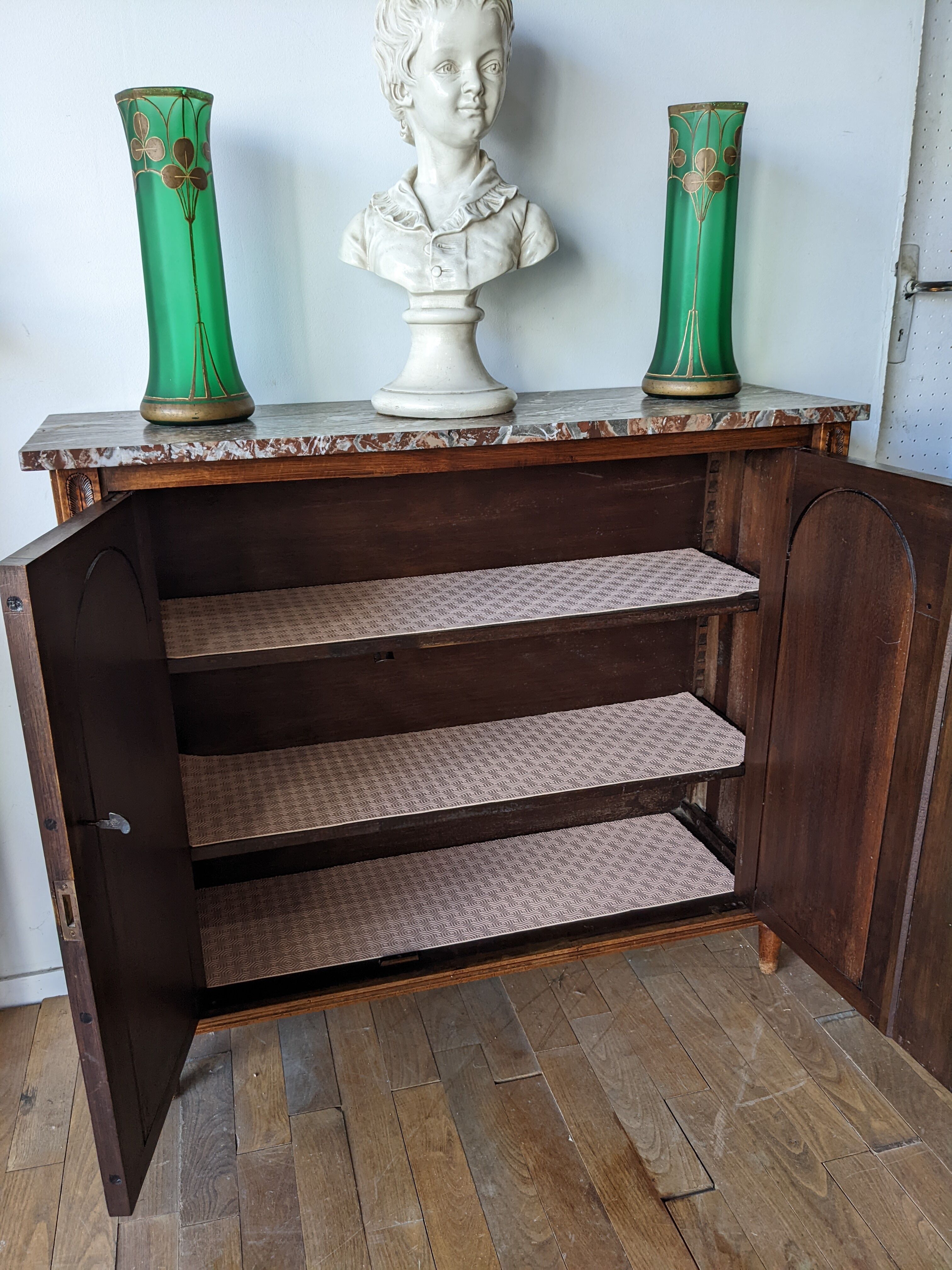 Storage cabinet with mahogany warheads