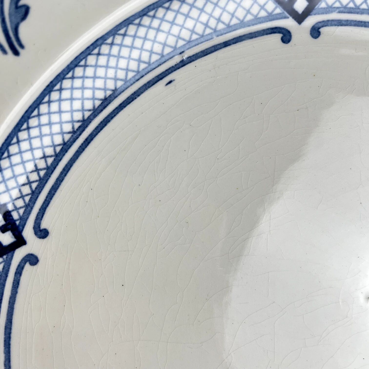 Large round plate Terre de Fer KG Lunéville, model "Jane", blue, 1890-1915.