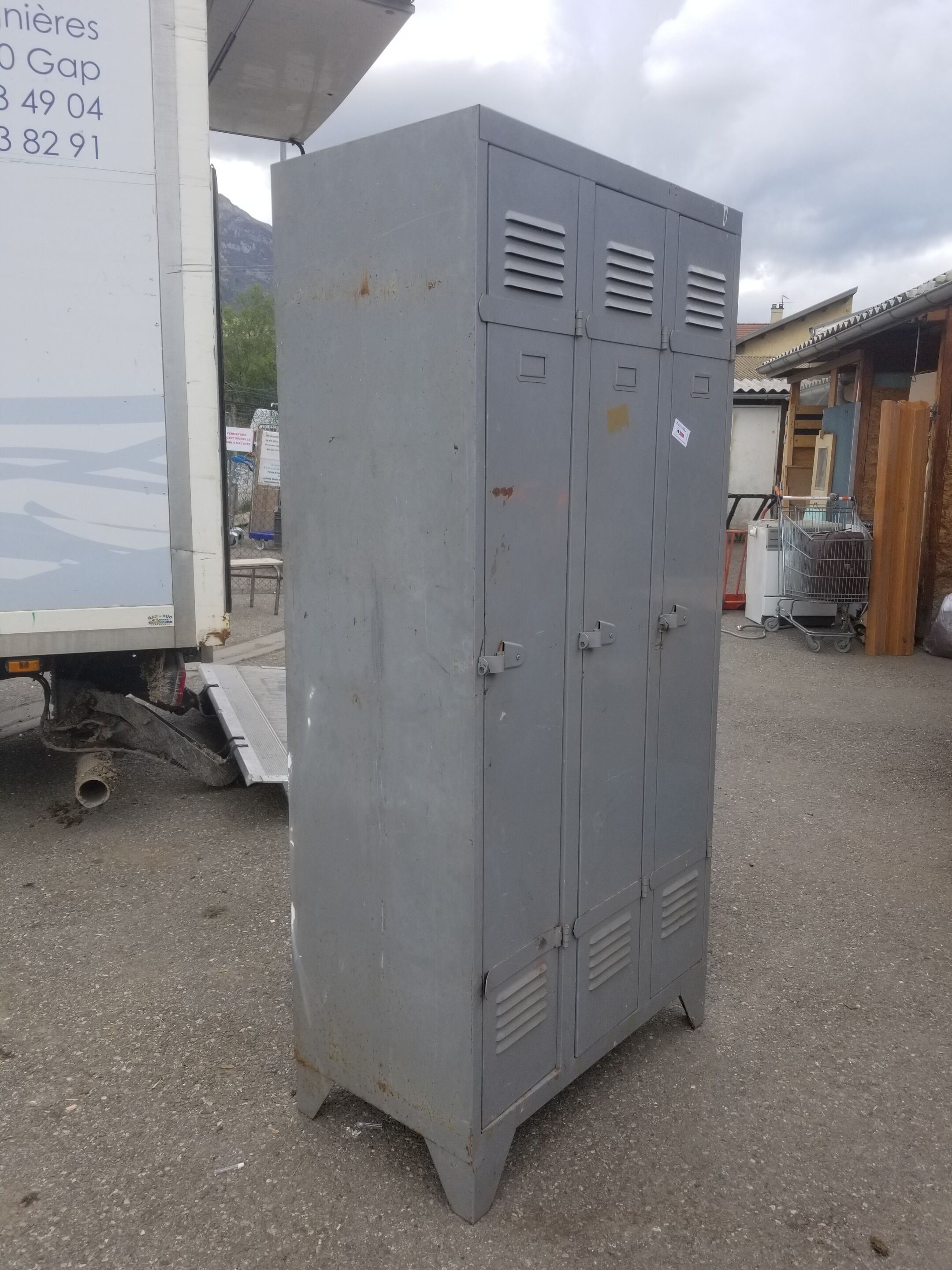 Vintage indus metal wardrobe