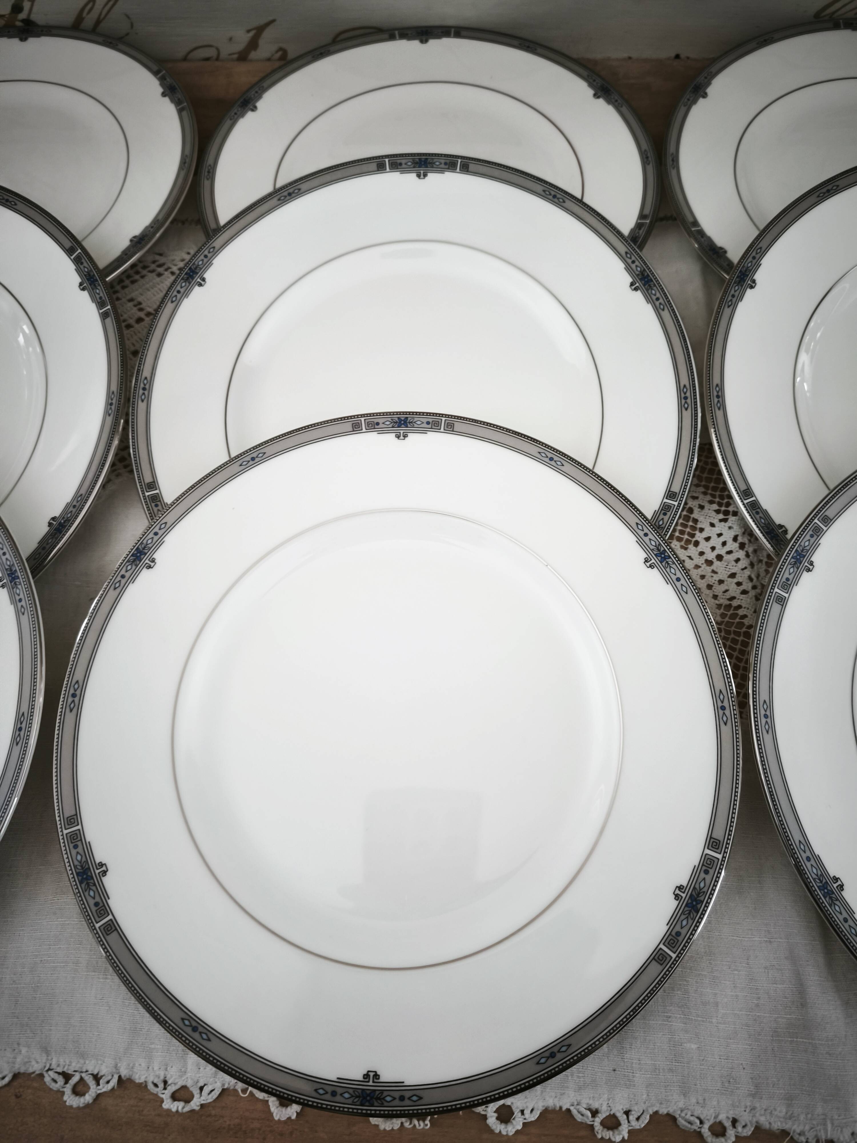 Set of 12 Wedgwood Amherst model porcelain starter/lunch plates.