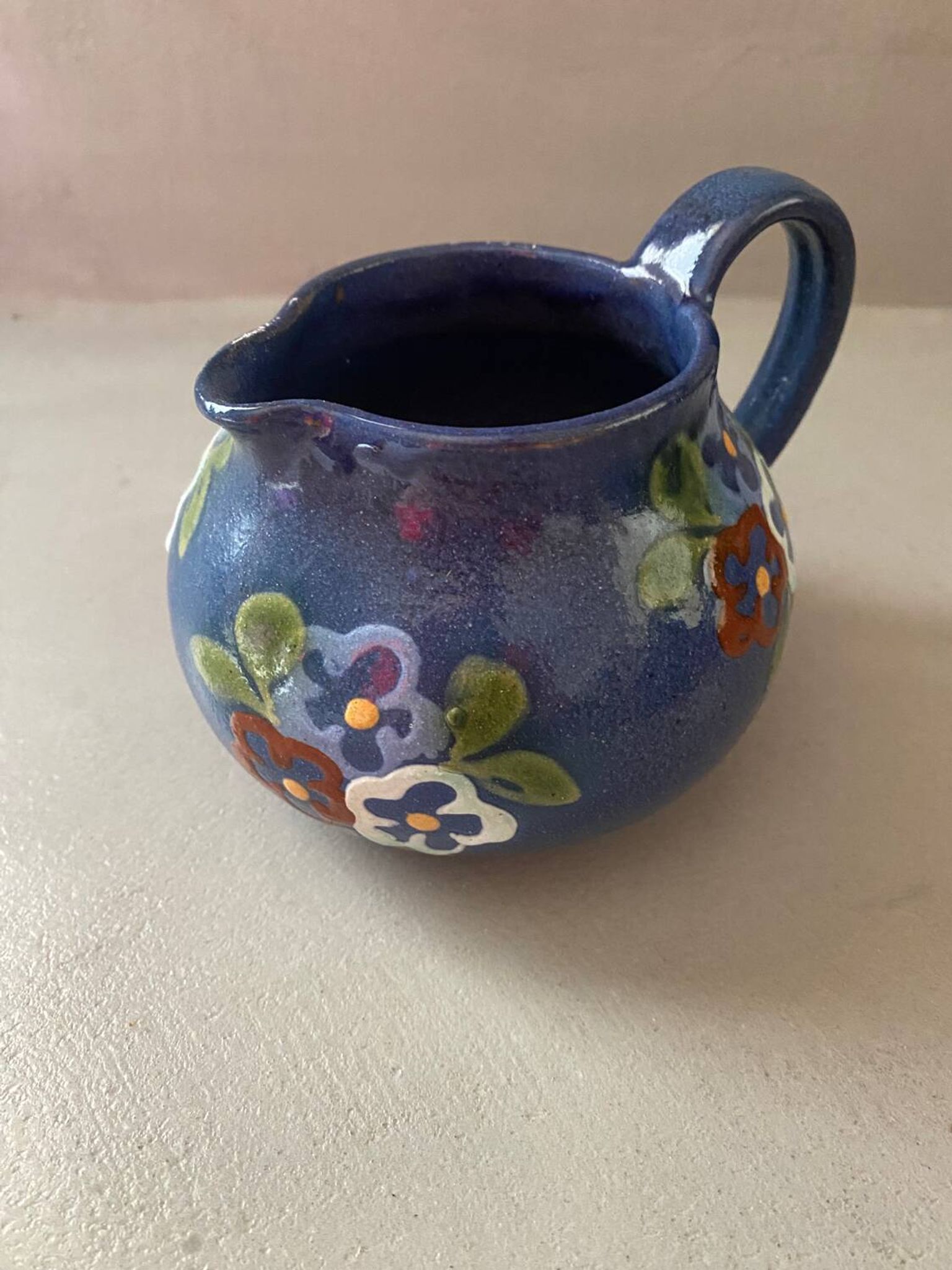 Pichet bleu et fleurs prop art jean garillon soufflenheim alsace