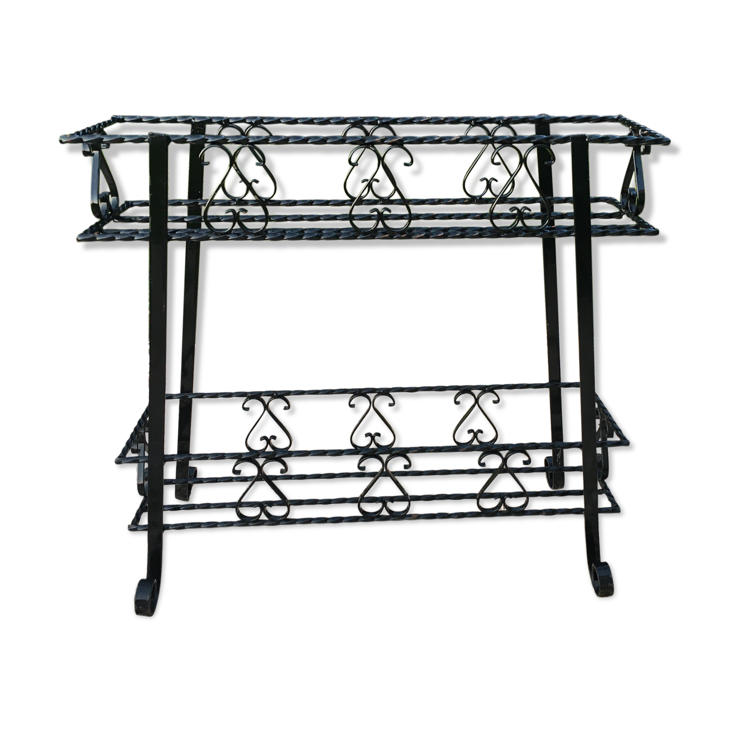 Wrought iron pot-carrying planter