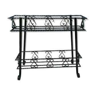 Wrought iron pot-carrying planter