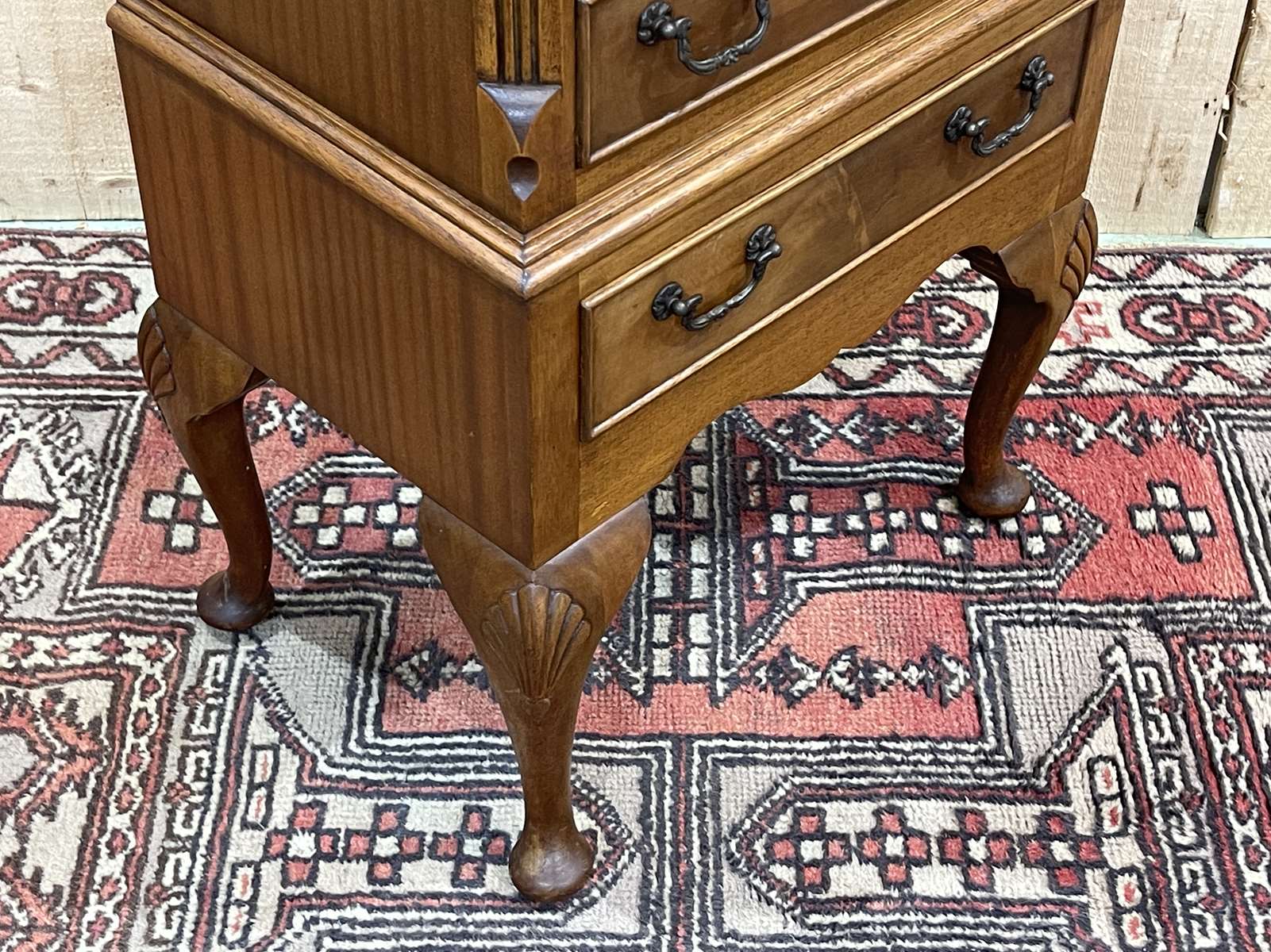 Small English mahogany chest of drawers from the 50s