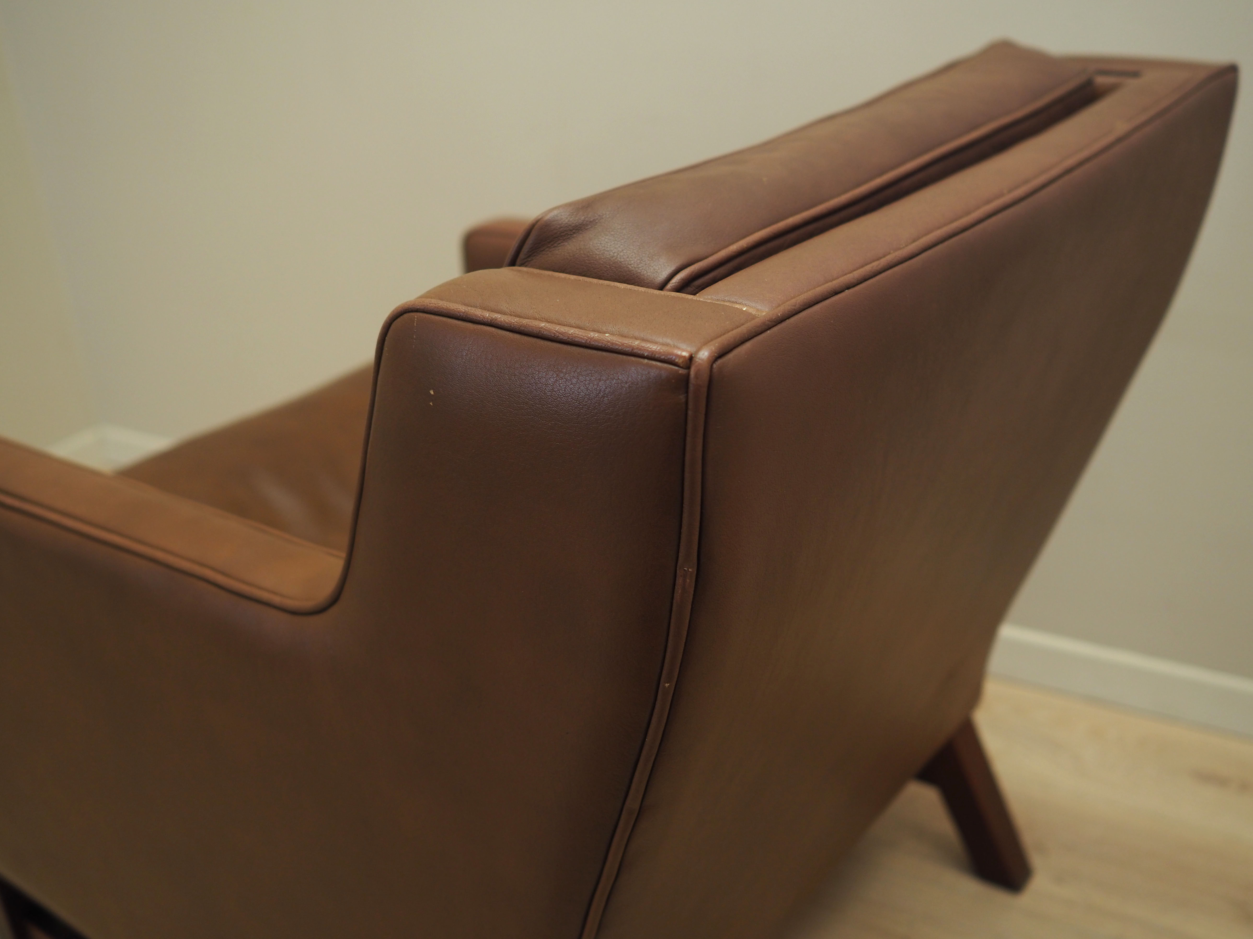 Fauteuil en cuir marron, design danois, années 1960, production: Danemark