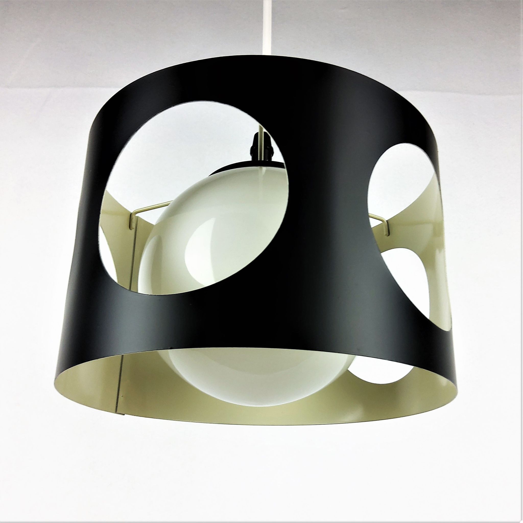 Suspension vintage noire métal 1960