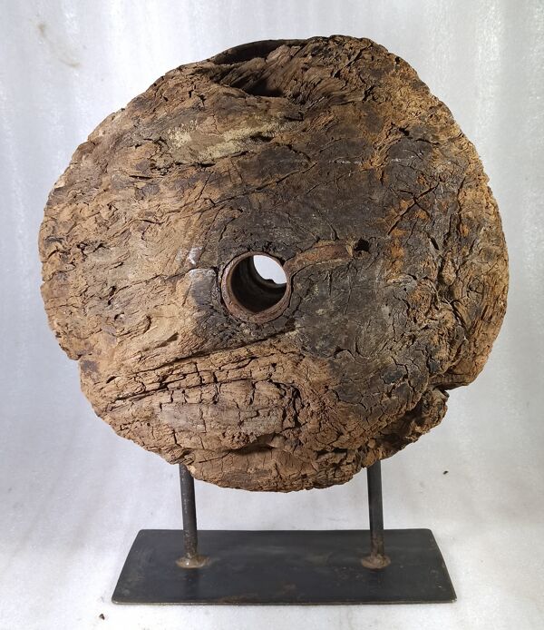 Ancienne roue de poulie en bois sur pied