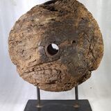 Ancienne roue de poulie en bois sur pied