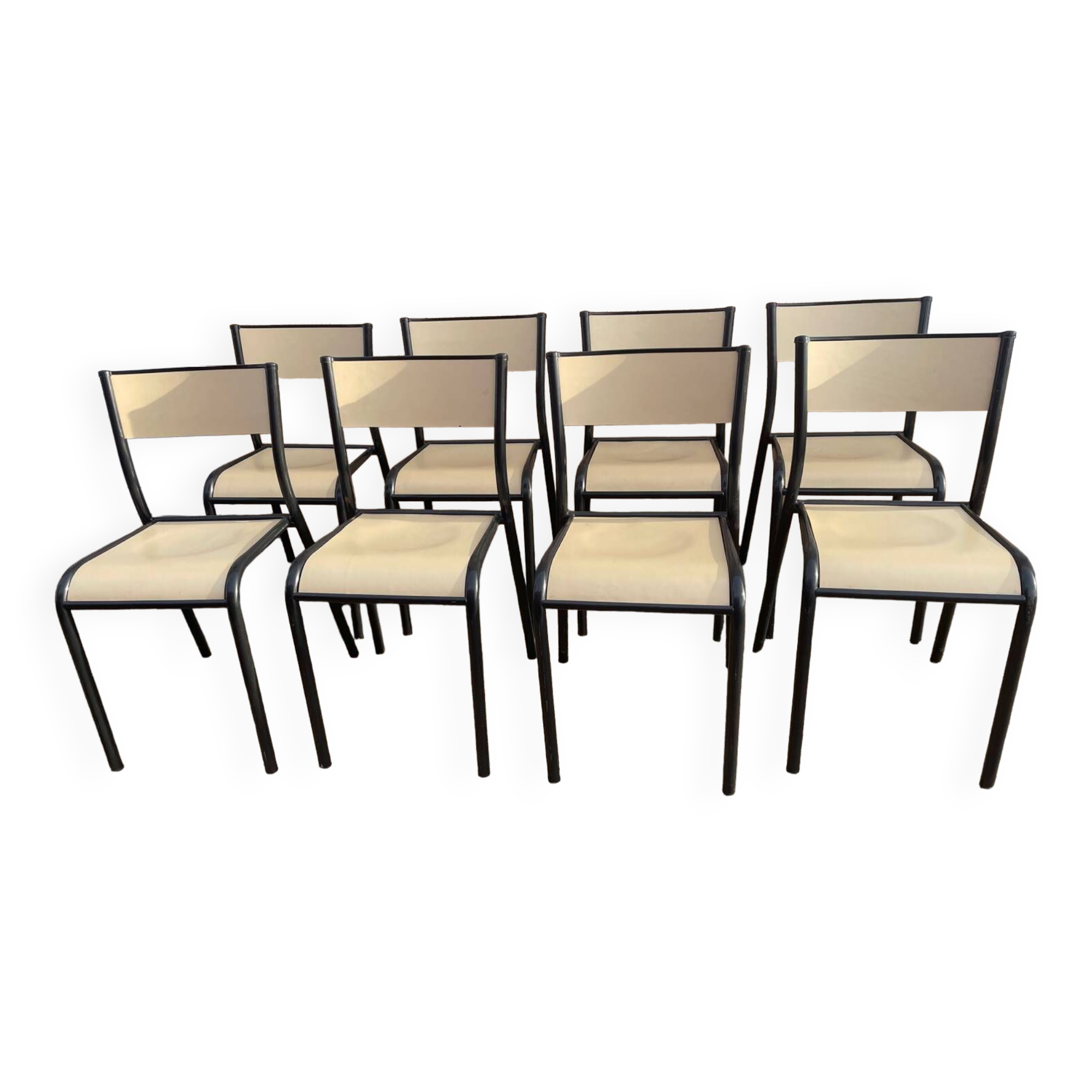 8 chaises d’écolier