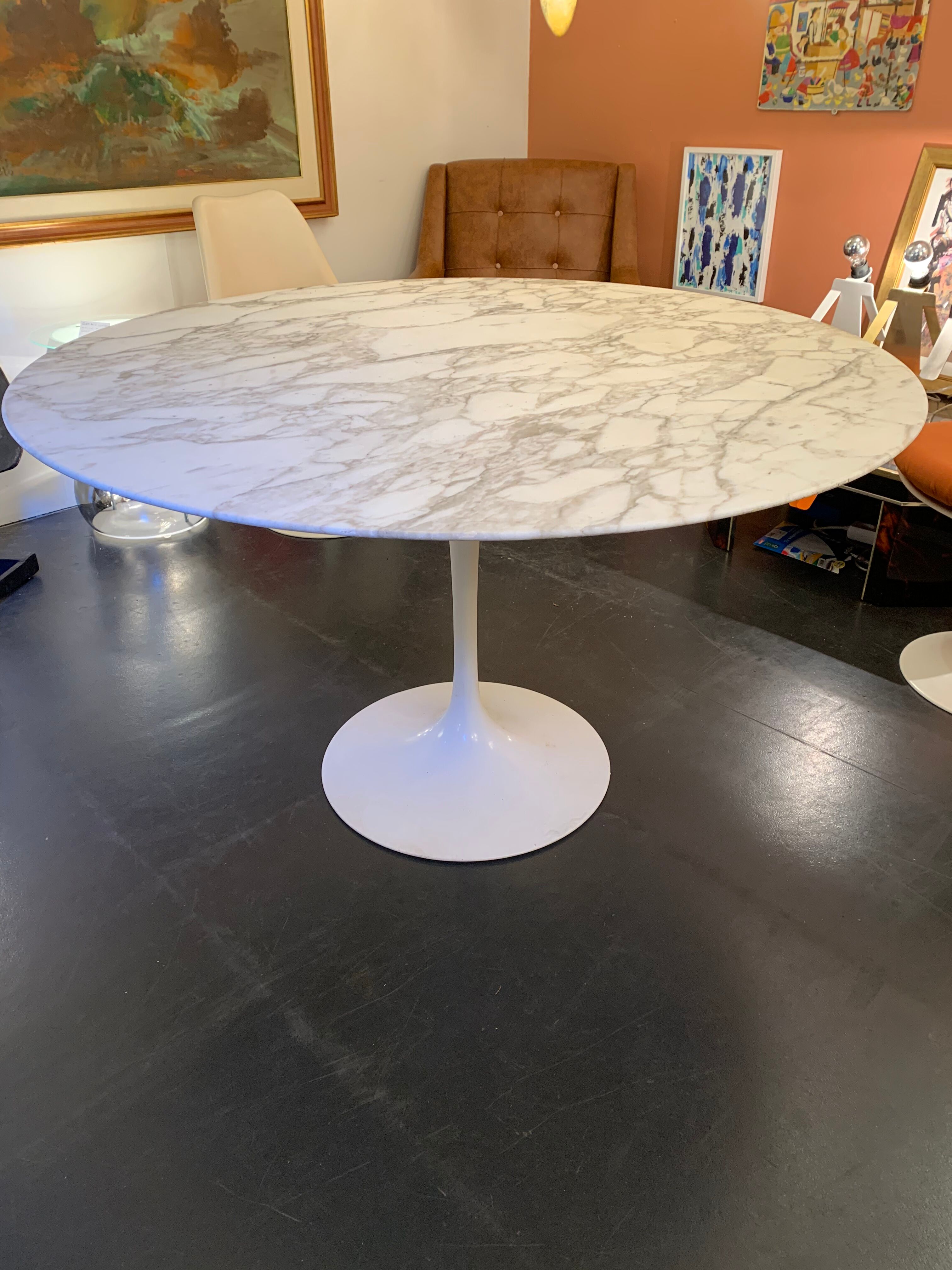 Tulip foot round table by Eero Saarinen for Knoll