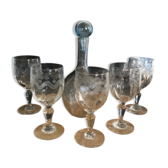 Verres à pied et carafe