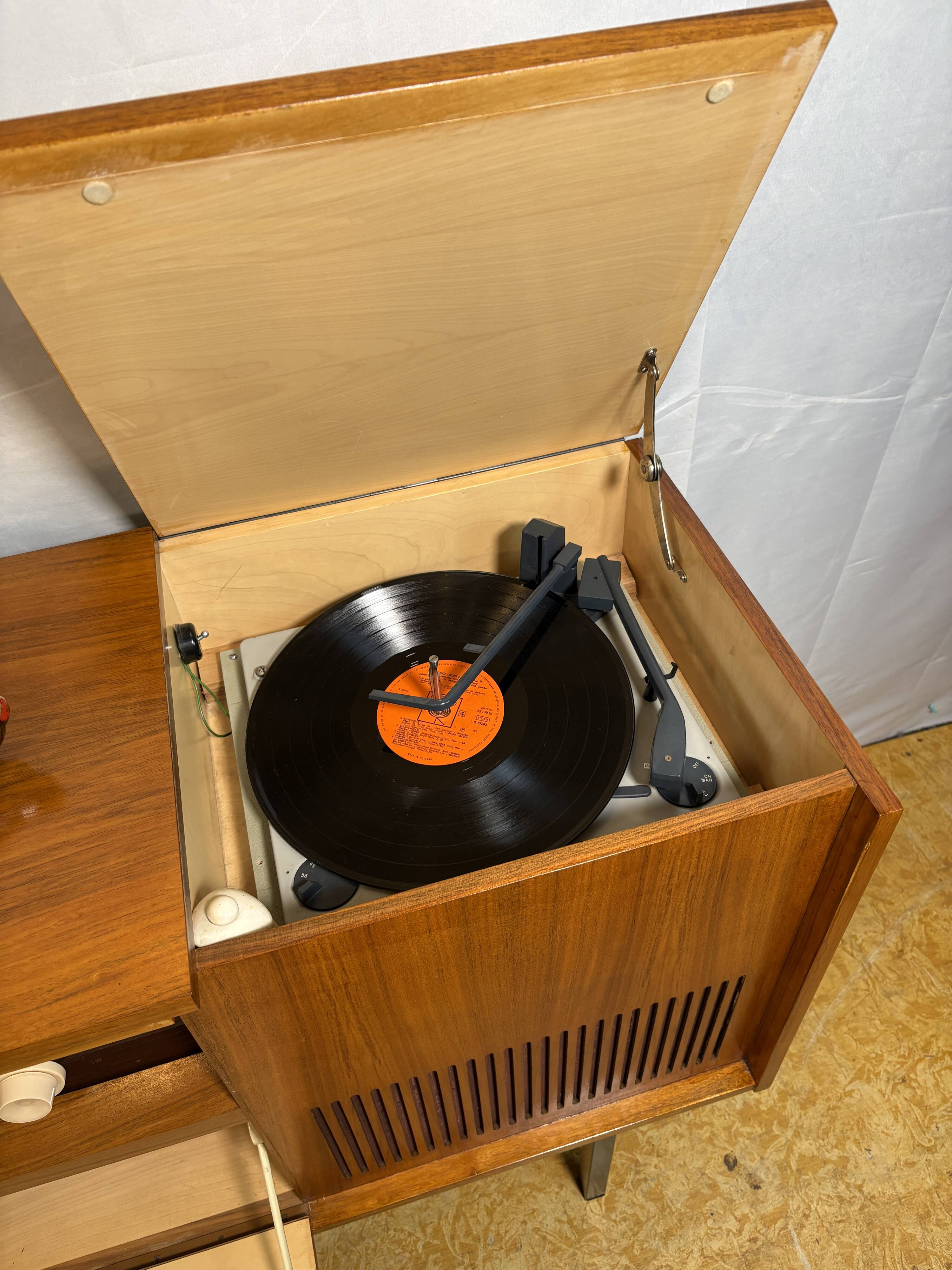 Buffet radiogramme en teck figuré vintage rétro des années 50 – Loewe Rad