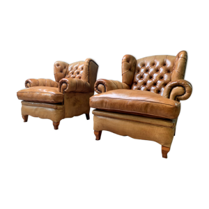 Paire de fauteuils club chesterfield en cuir du début du XXe siècle