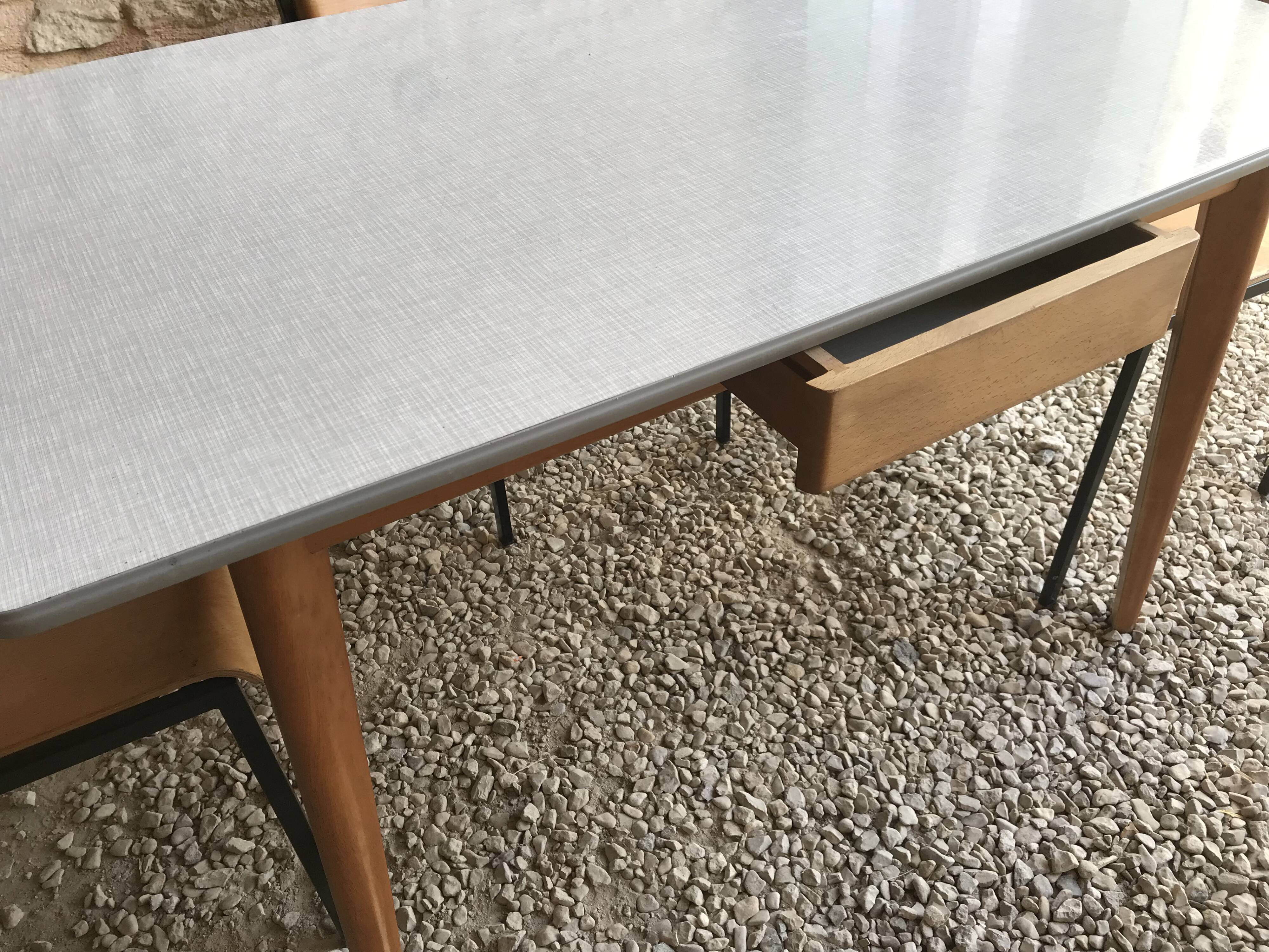 Table de cuisine 1960’s en formica et piétement compas bois