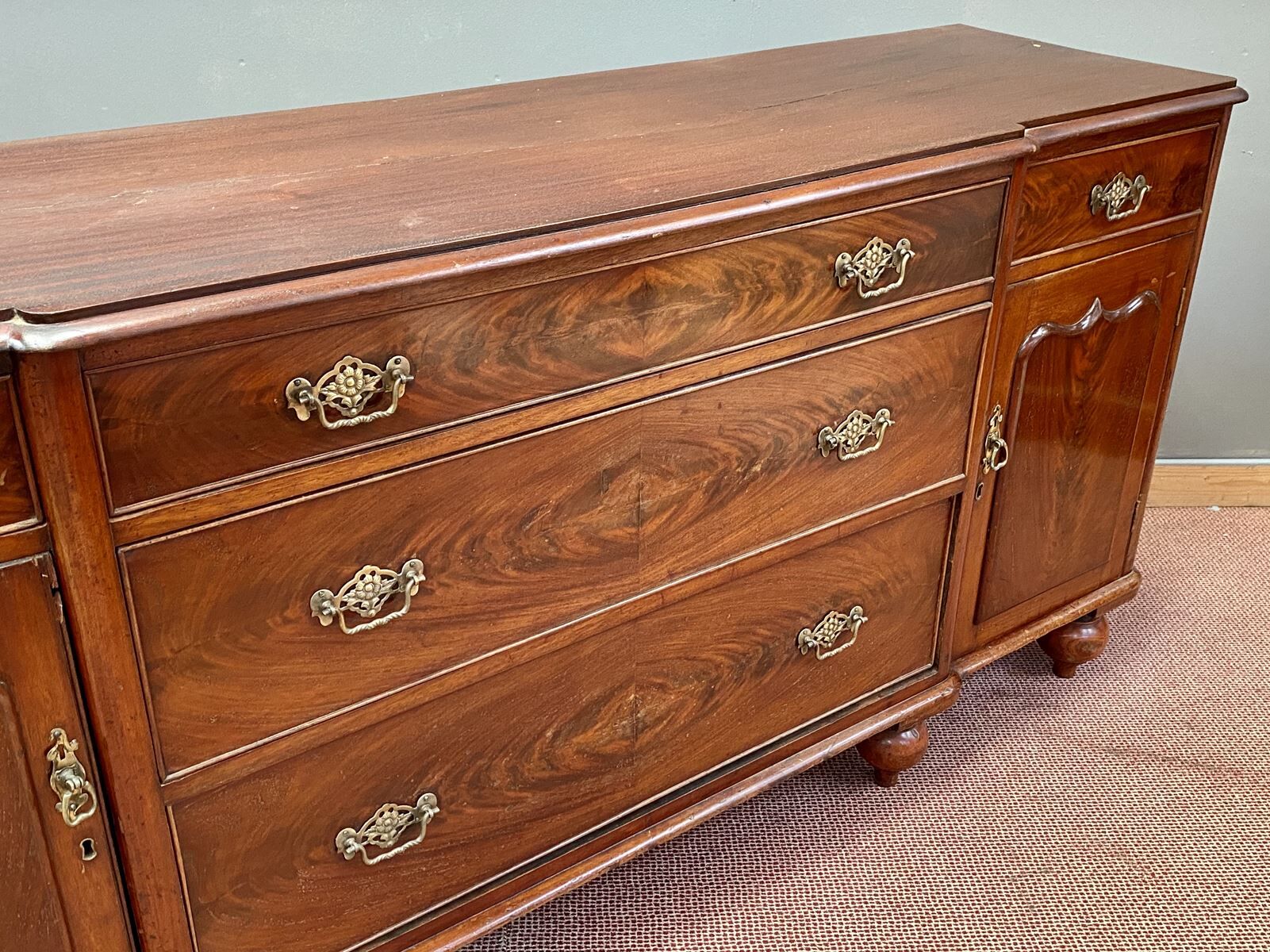 Victorian chest of drawers 19th in mahogany