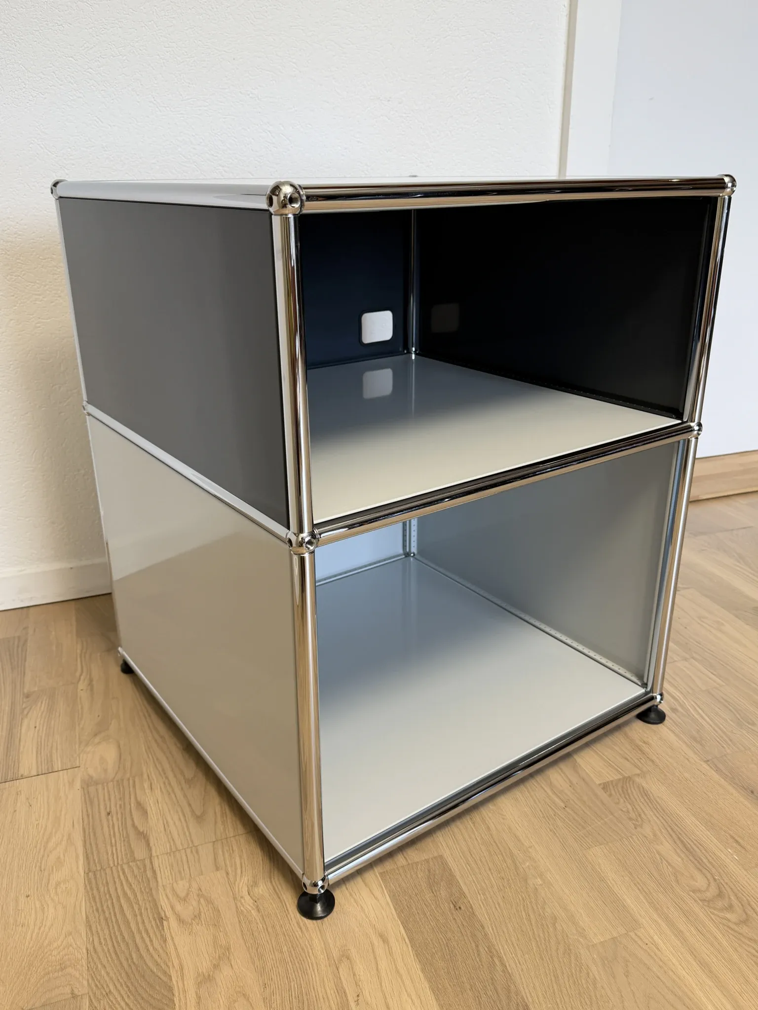 Meuble d’appoint USM Haller en Gris Clair et Gris Anthracite