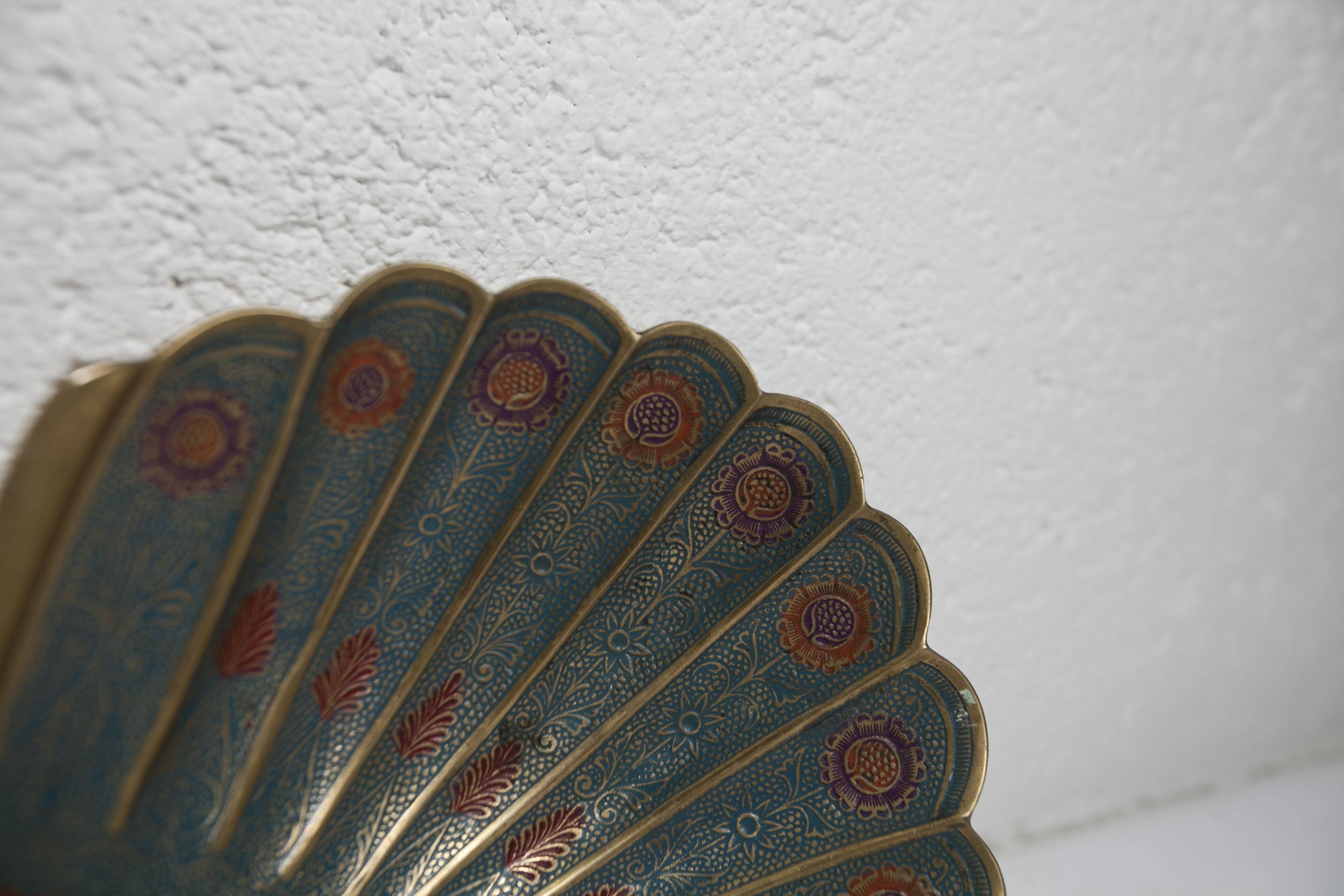 Shell cup in enameled brass