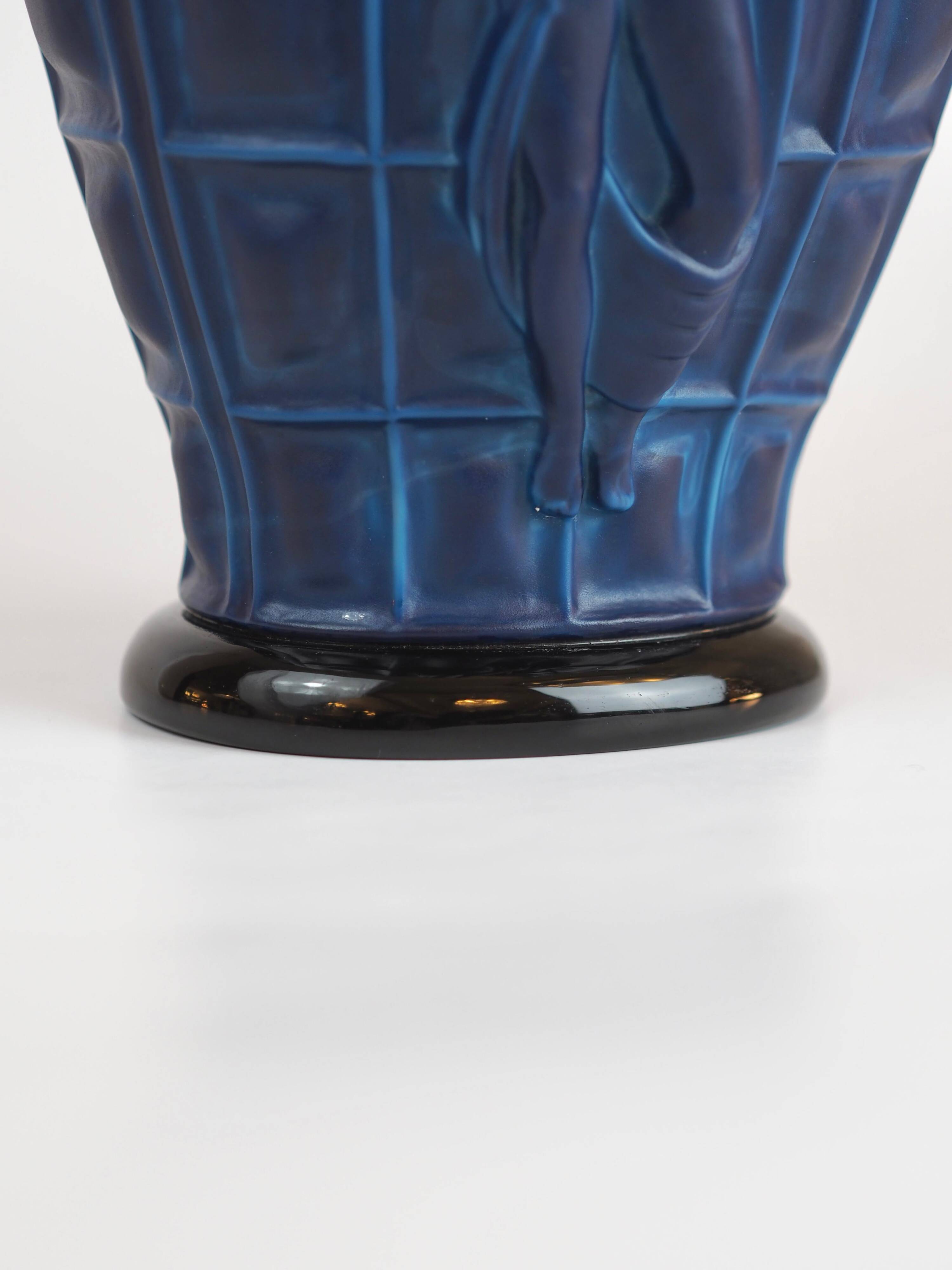 Vase Art Déco "Ingrid" en verre opaque bleu lapis par Henry Schlevogt