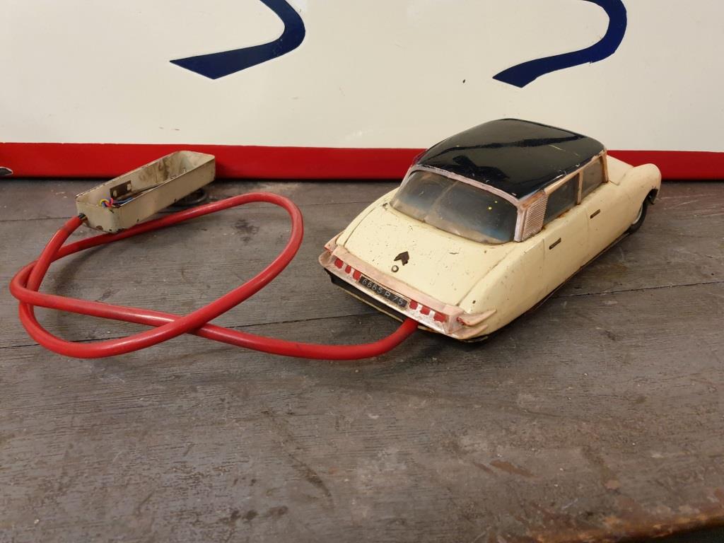 Car Citroën DS 19 remote-guided